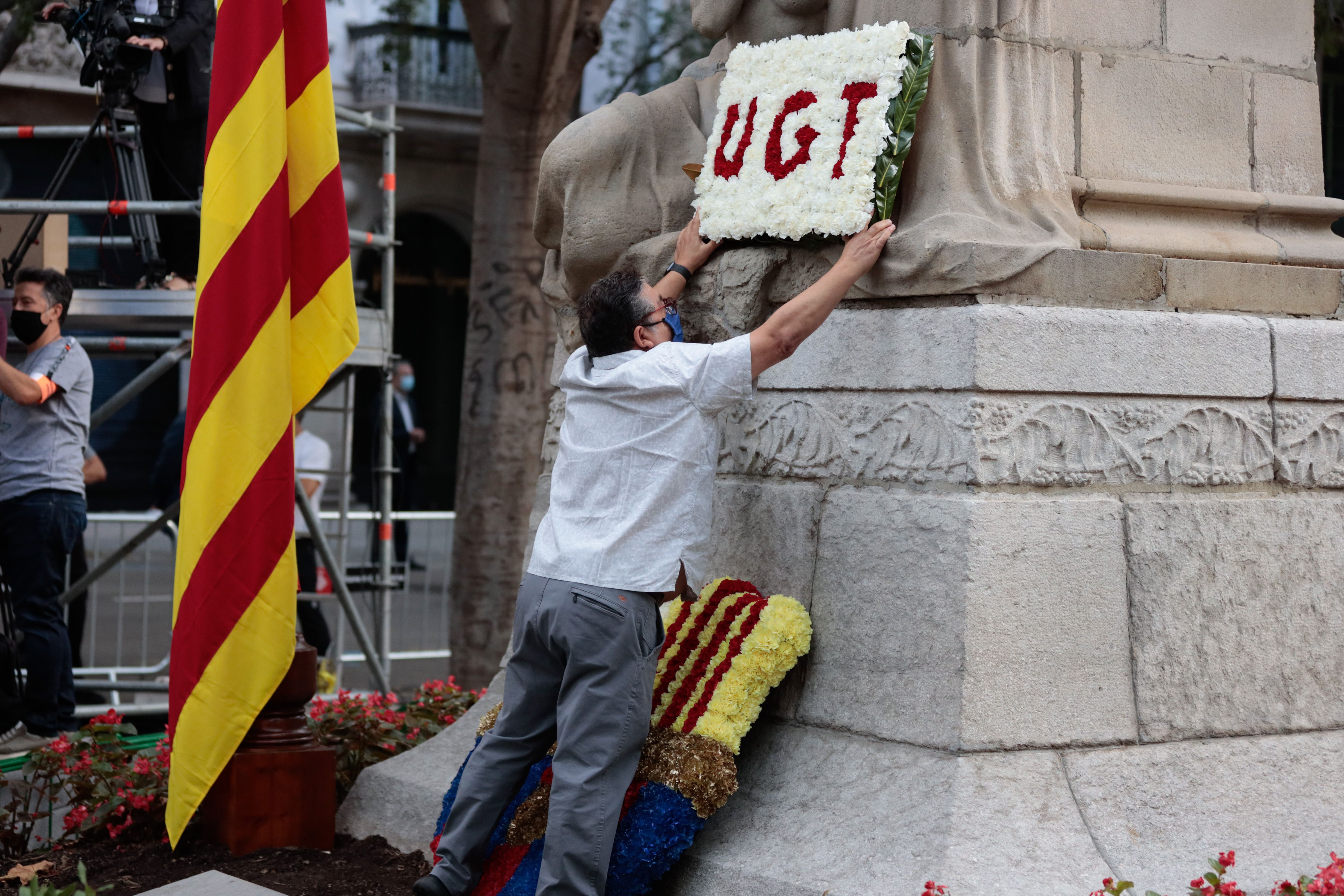 La representación de la UGT, durante la tradicional ofrenda al monumento de Rafael Casanova por la Fiesta | Job Vermeulen (ACN) La representación de la UGT, durante la tradicional ofrenda al monumento de Rafael Casanova por la Fiesta | Job Vermeulen (ACN)