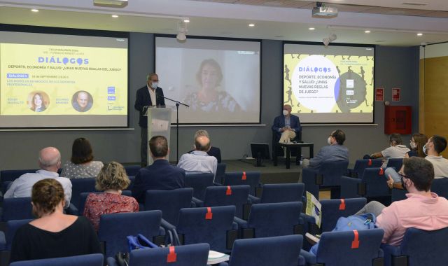 Inauguració del cicle de l'IVIE amb els ponents en pantalla i a l'auditori | Cedida 