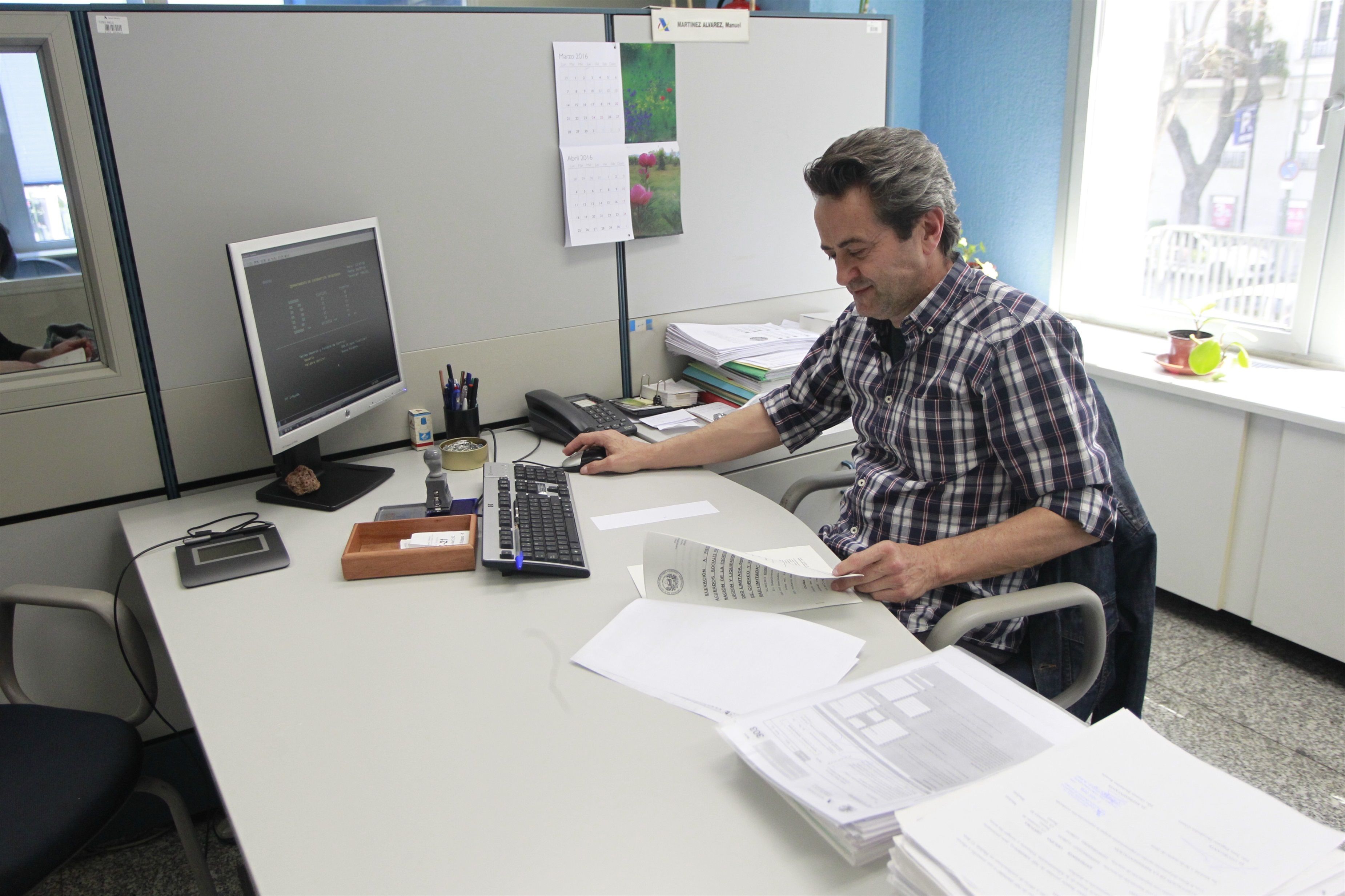 Un trabajador a una empresa, en una imagen de archivo | Europa Press