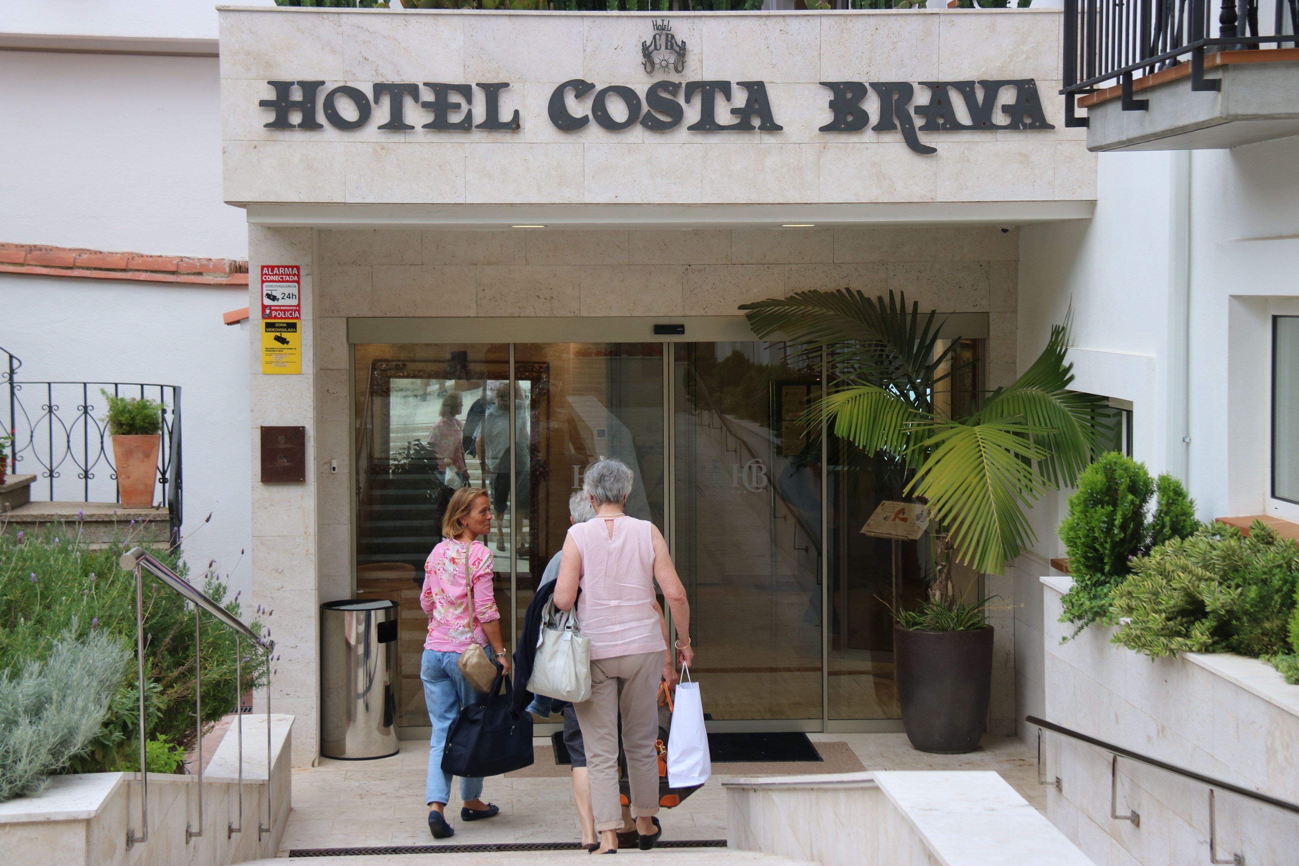 Turistes entren a un hotel de Platja d'Aro | ACN Turistes entren a un hotel de Platja d'Aro | ACN