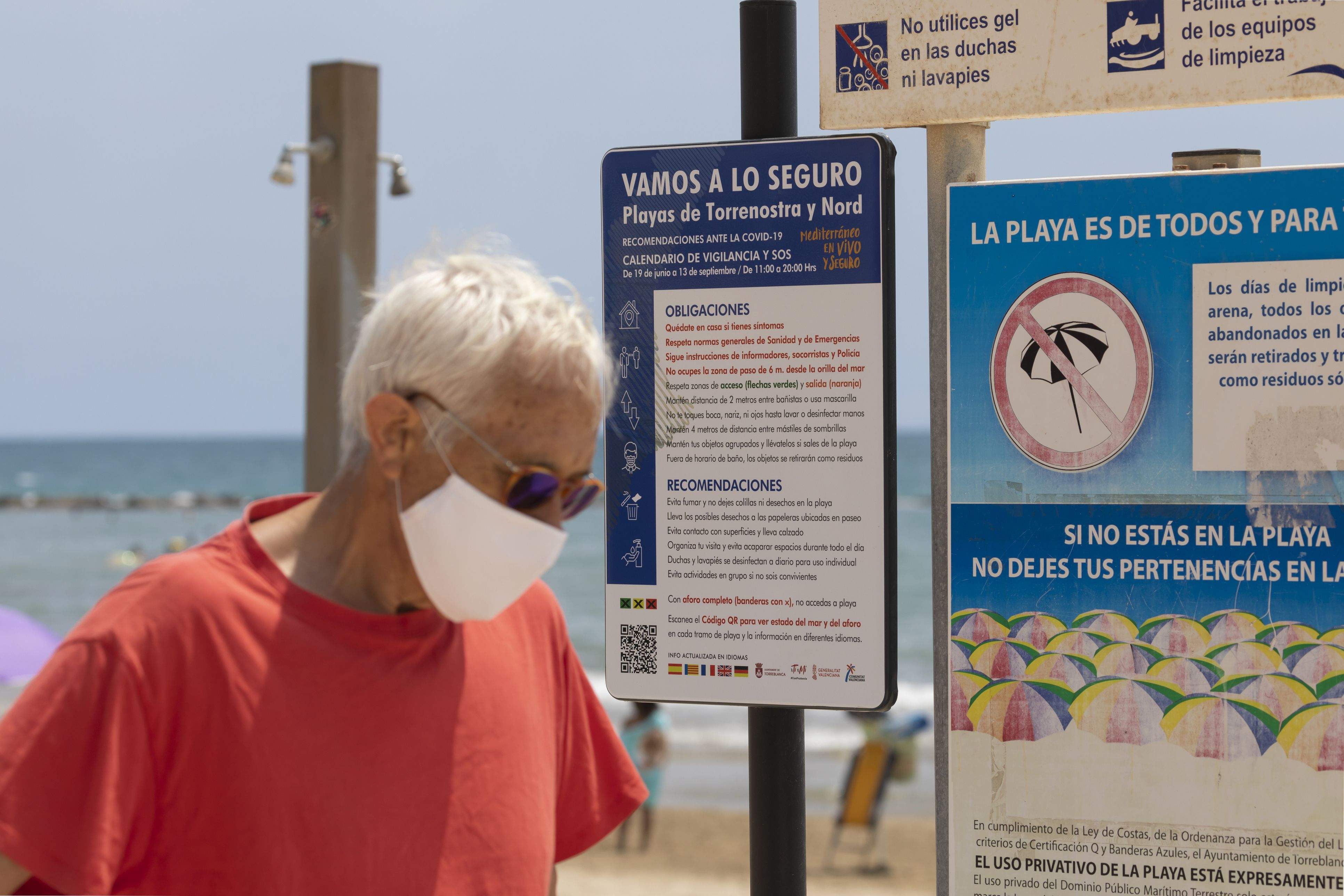 L'ús de mascareta a les platges ha desdibuixat el turisme valencià | alvarobueno  (iStock)