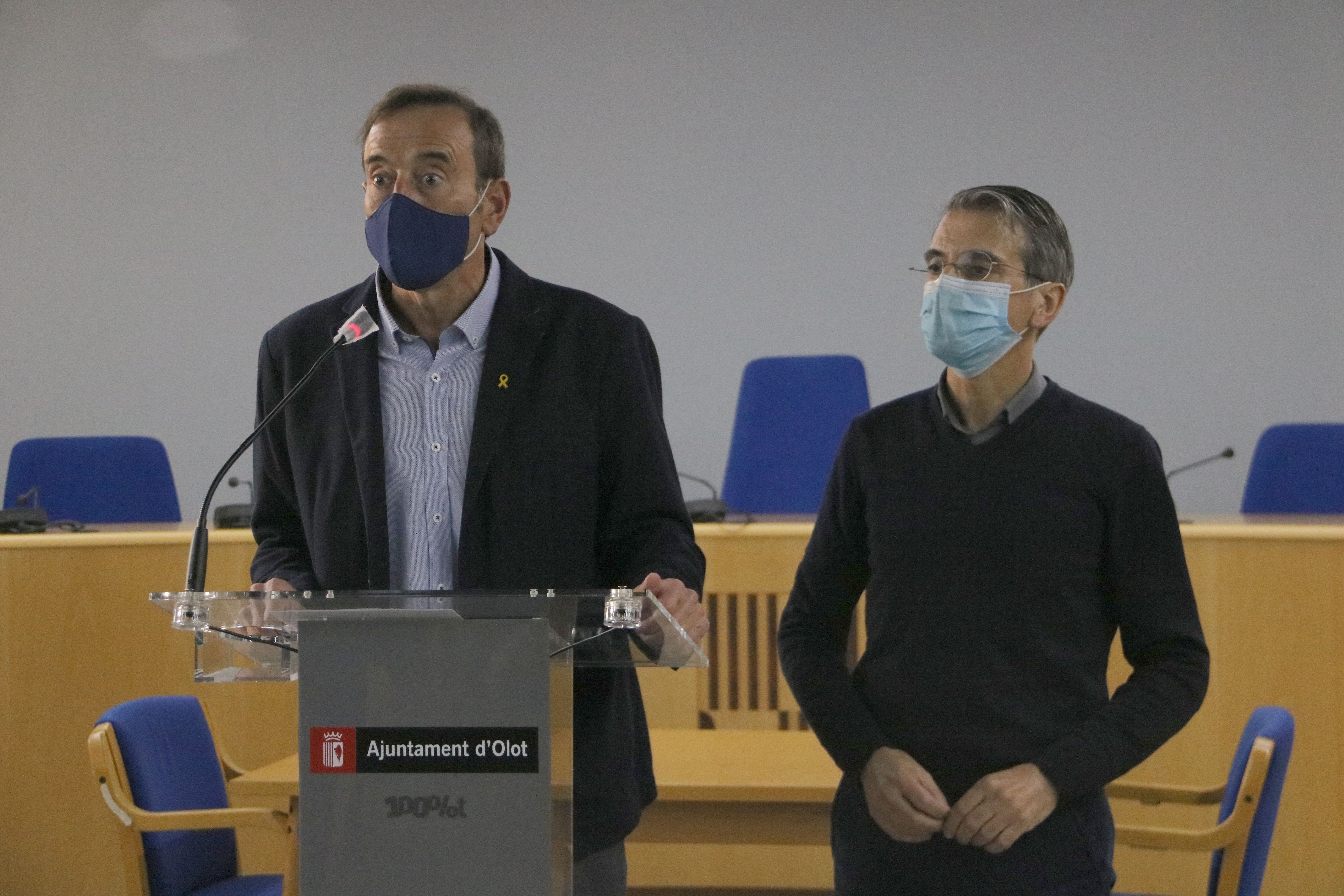 Pep Berga, alcalde d'Olot, i Ramon Prat, cap de l'àrea de Territori, anuncien ajudes a les empreses de la ciutat |ACN Pep Berga, alcalde d'Olot, i Ramon Prat, cap de l'àrea de Territori, anuncien ajudes a les empreses de la ciutat |ACN