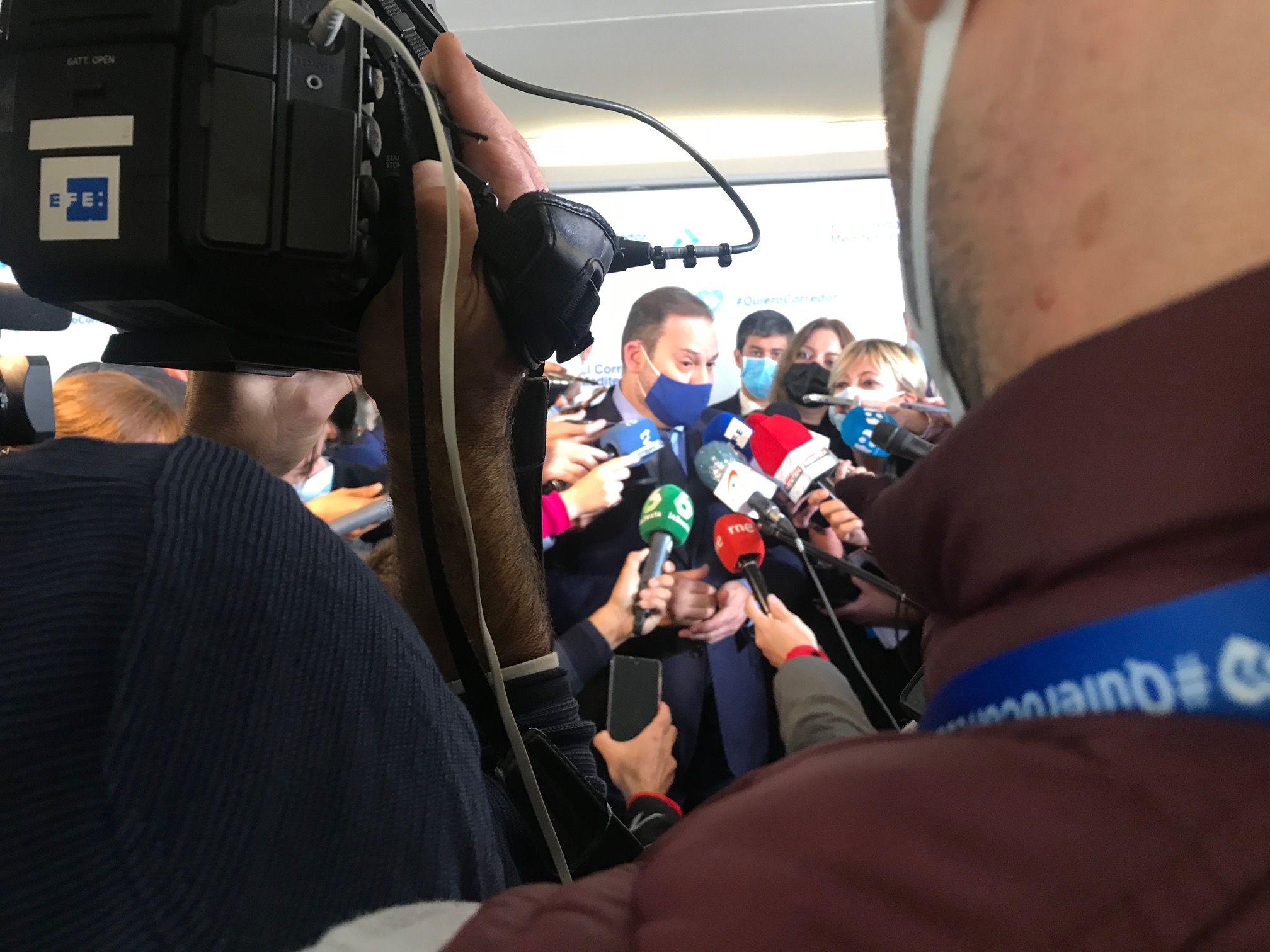 Núvol de periodistes al voltant del ministre Ábalos a València | NNiG