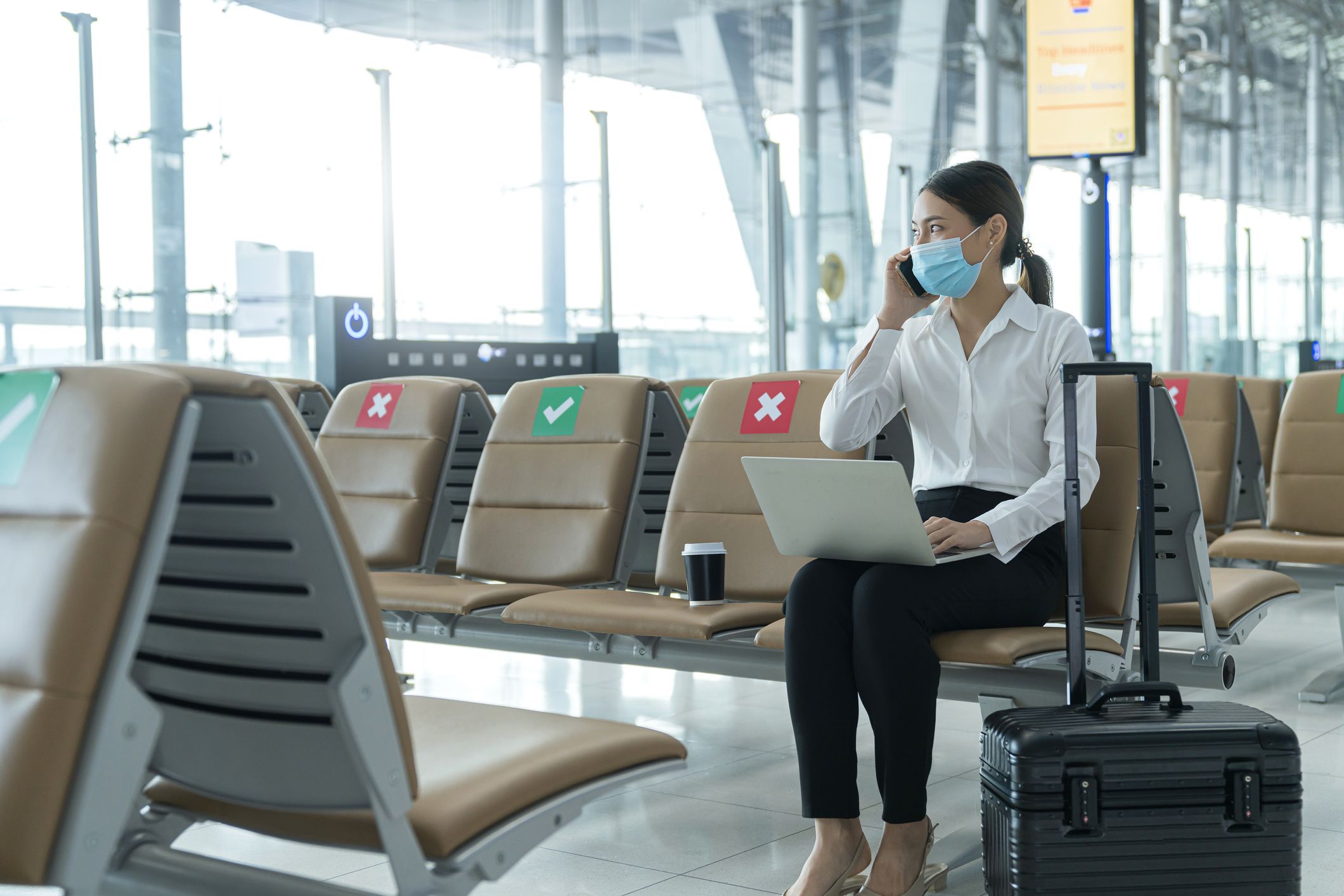 Una trabajadora se conecta desde el aeropuerto | iStock Una trabajadora se conecta desde el aeropuerto | iStock