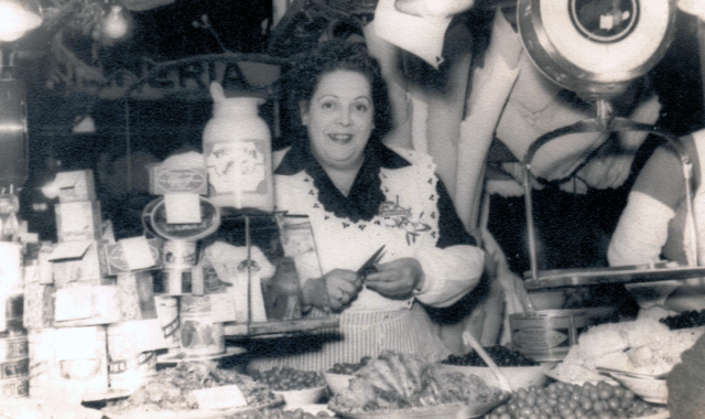 La parada de la família Graus d'olives i conserves a La Boqueria als anys 50