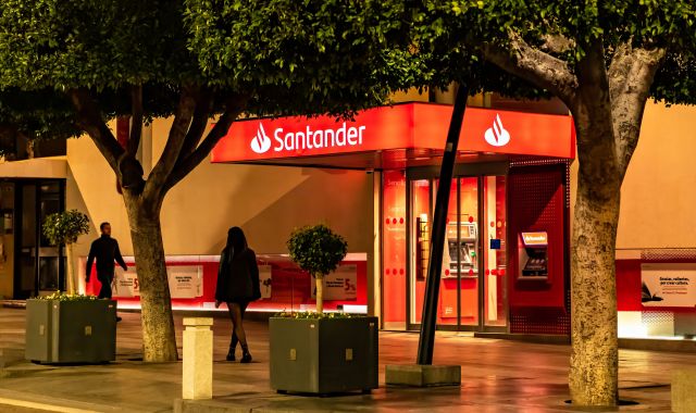 El exterior de una oficina del Banco Santander, que prevé despedir a 3.500 trabajadores | iStock