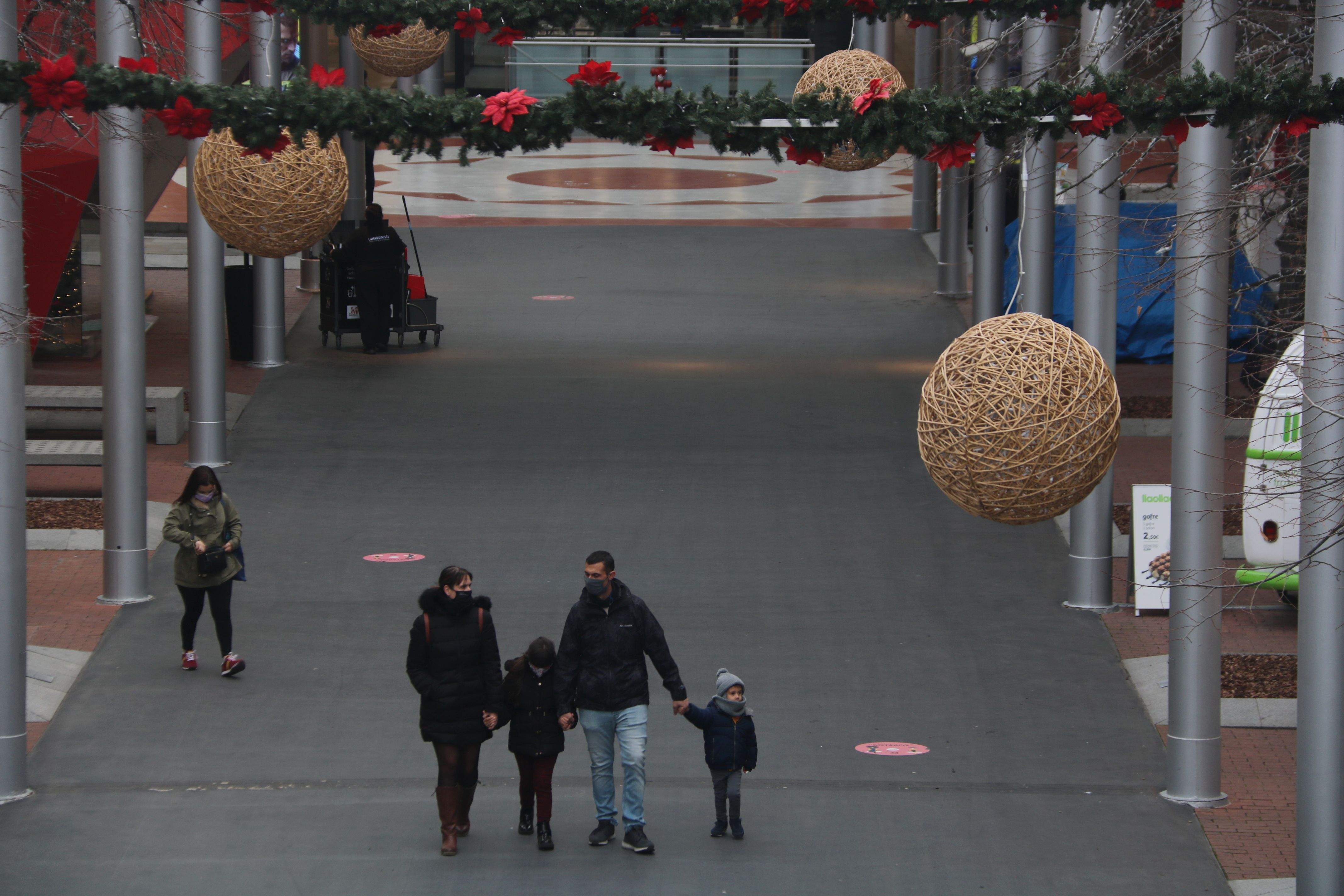 Una família passejant pel centre comercial La Maquinista durant el primer dia de la reobertura | ACN