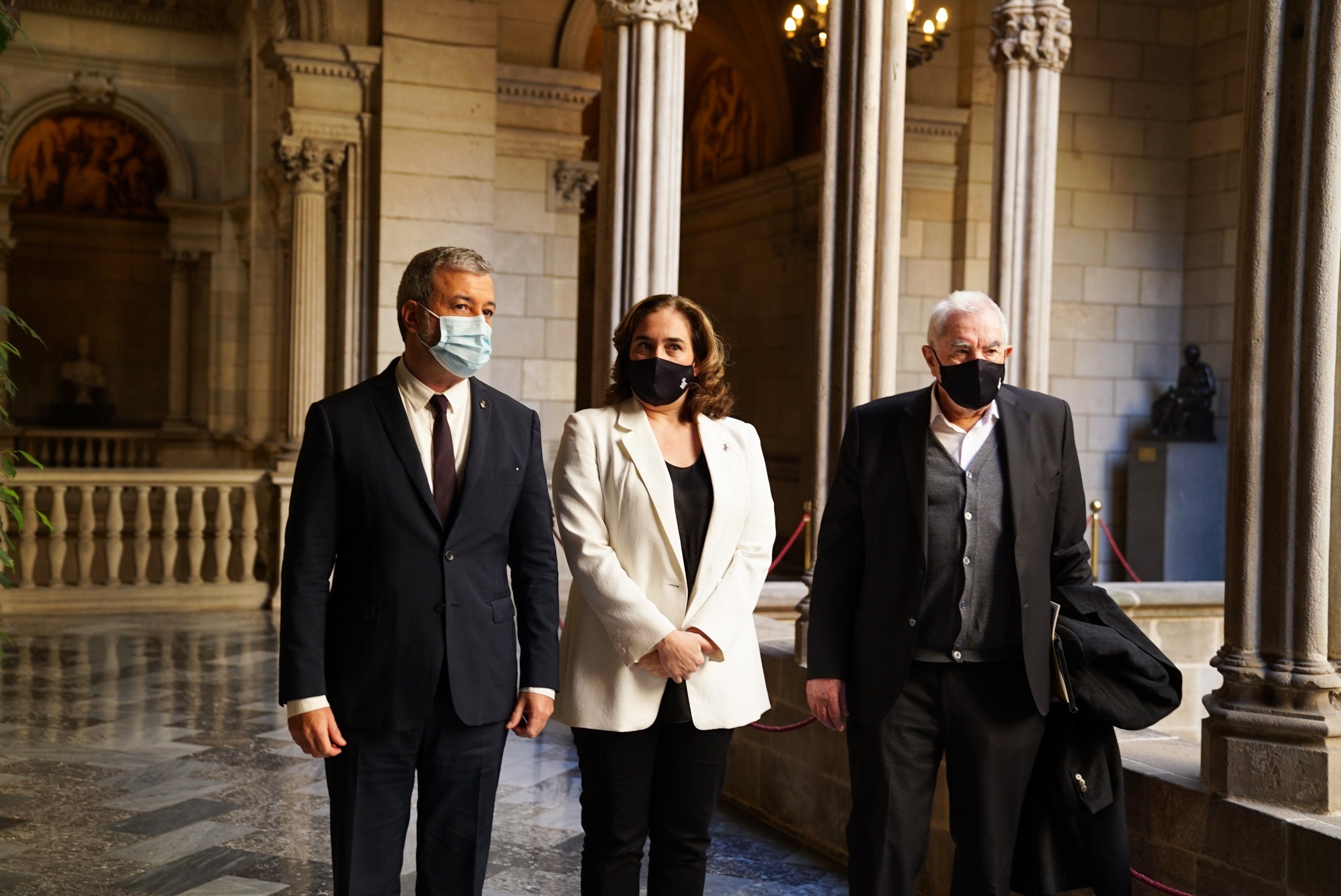 La alcaldesa de Barcelona, Ada Coláis, con el primer teniente de alcalde, Jaume Collboni, y lo léder de ERC al Ayuntamiento, Ernest Maragall | Europa Press