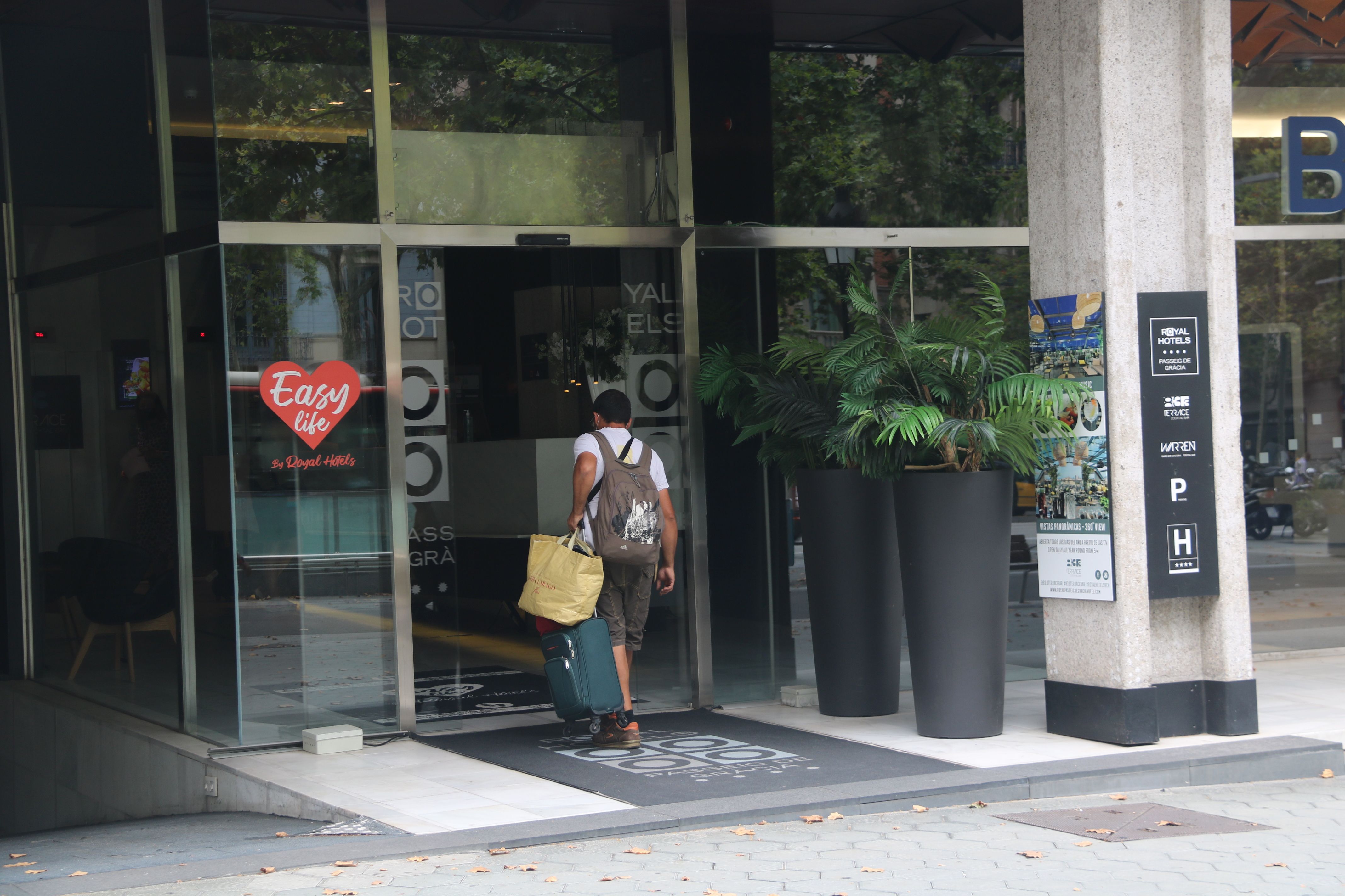 Un turista entra a un hotel de Barcelona, en una imatge d'arxiu | ACN Un turista entra a un hotel de Barcelona, en una imatge d'arxiu | ACN