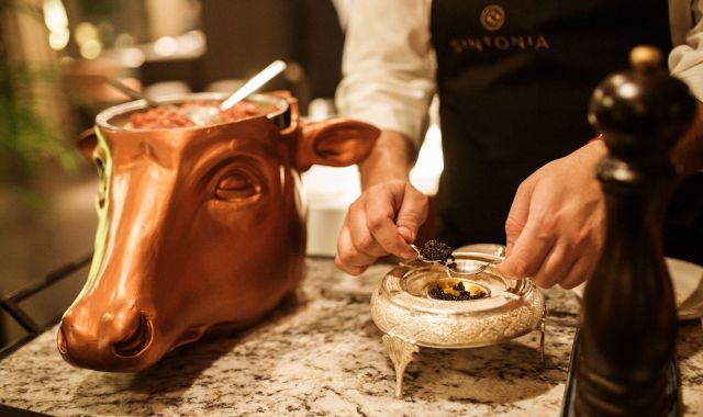 Un cambrer prepara caviar al Gallery Hotel Sintonia per cap d'any | Cedida