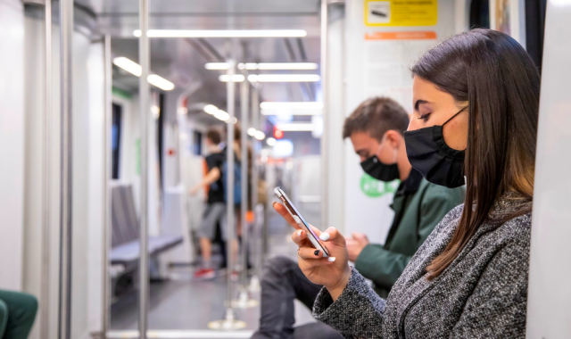 Passatgers en un tren de Ferrocarrils de la Generalitat de Catalunya (FGC) | Cedida