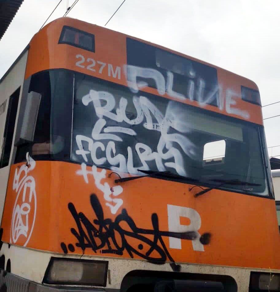 Un tren de cercanías con un grafiti a la parte delantera | ACN Un tren de cercanías con un grafiti a la parte delantera | ACN