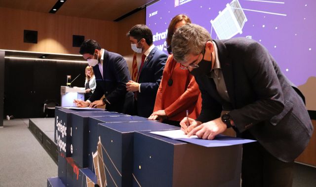 El conseller de Polítiques Digitals, Jordi Puigneró, i els responsables de Sateliot i Open Cosmos signen els contractes dels nanosatèl·lits | ACN