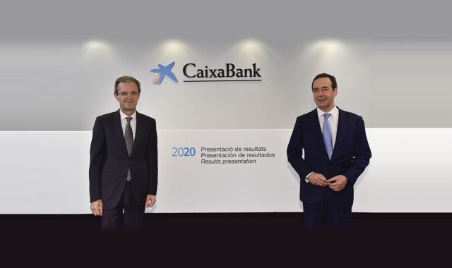 Gual i Gortázar durant la presentació dels resultats del 2020 de Caixabank | Cedida