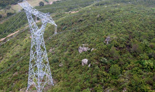 El vent fa generar més energia eòlica, que baixa el preu de la llum | ACN