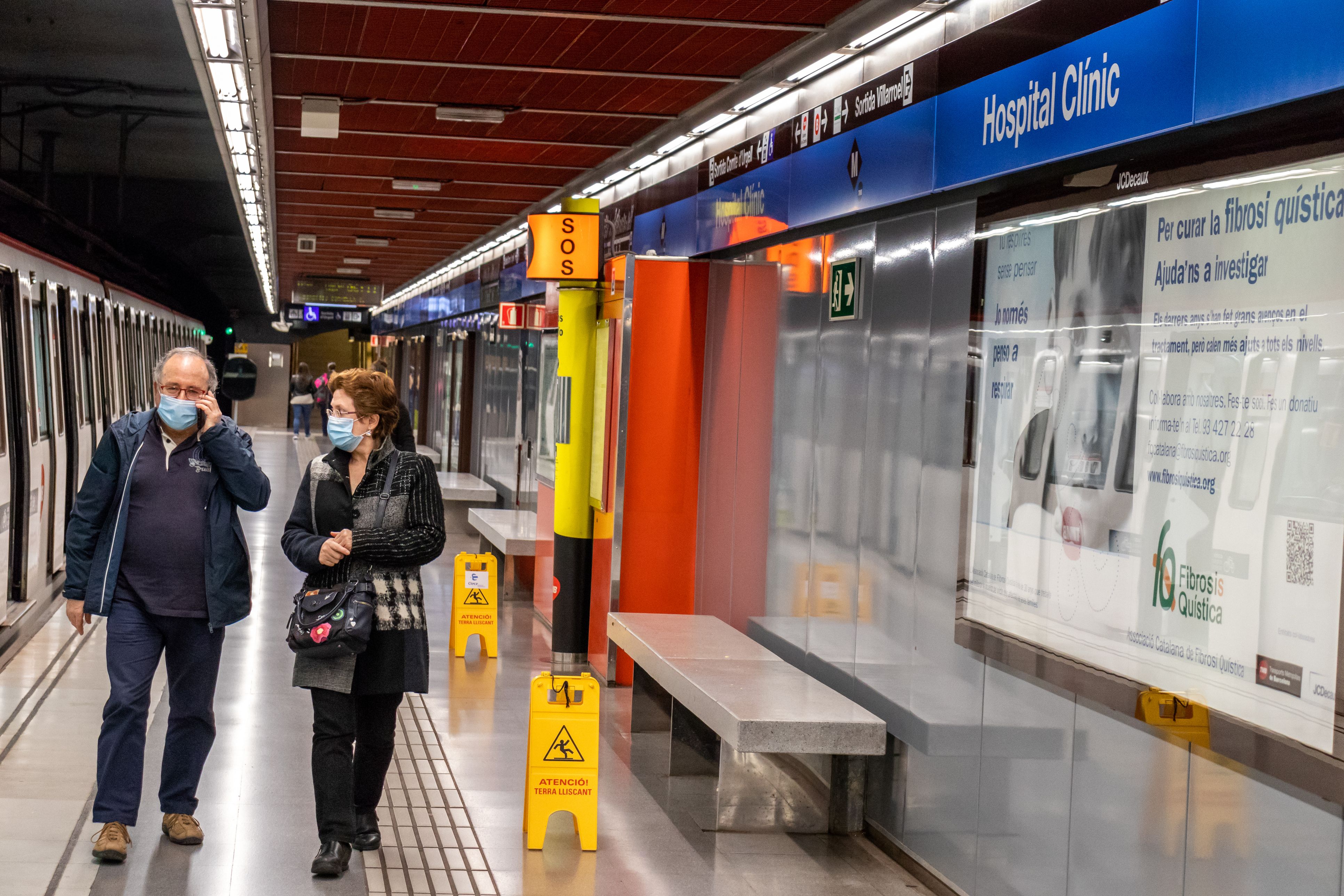 Dos passatgers al metro de Barcelona, en una imatge d'arxiu | iStock Dos passatgers al metro de Barcelona, en una imatge d'arxiu | iStock