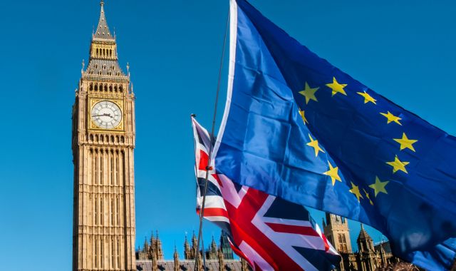 Una bandera del Regne Unit i una de la Unió Europea davant del Big Ben en referència al brexit | iStock