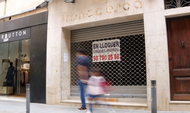 Un local comercial amb un cartell de lloguer a Mataró, en una imatge d'arxiu | ACN Un local comercial amb un cartell de lloguer a Mataró, en una imatge d'arxiu | ACN