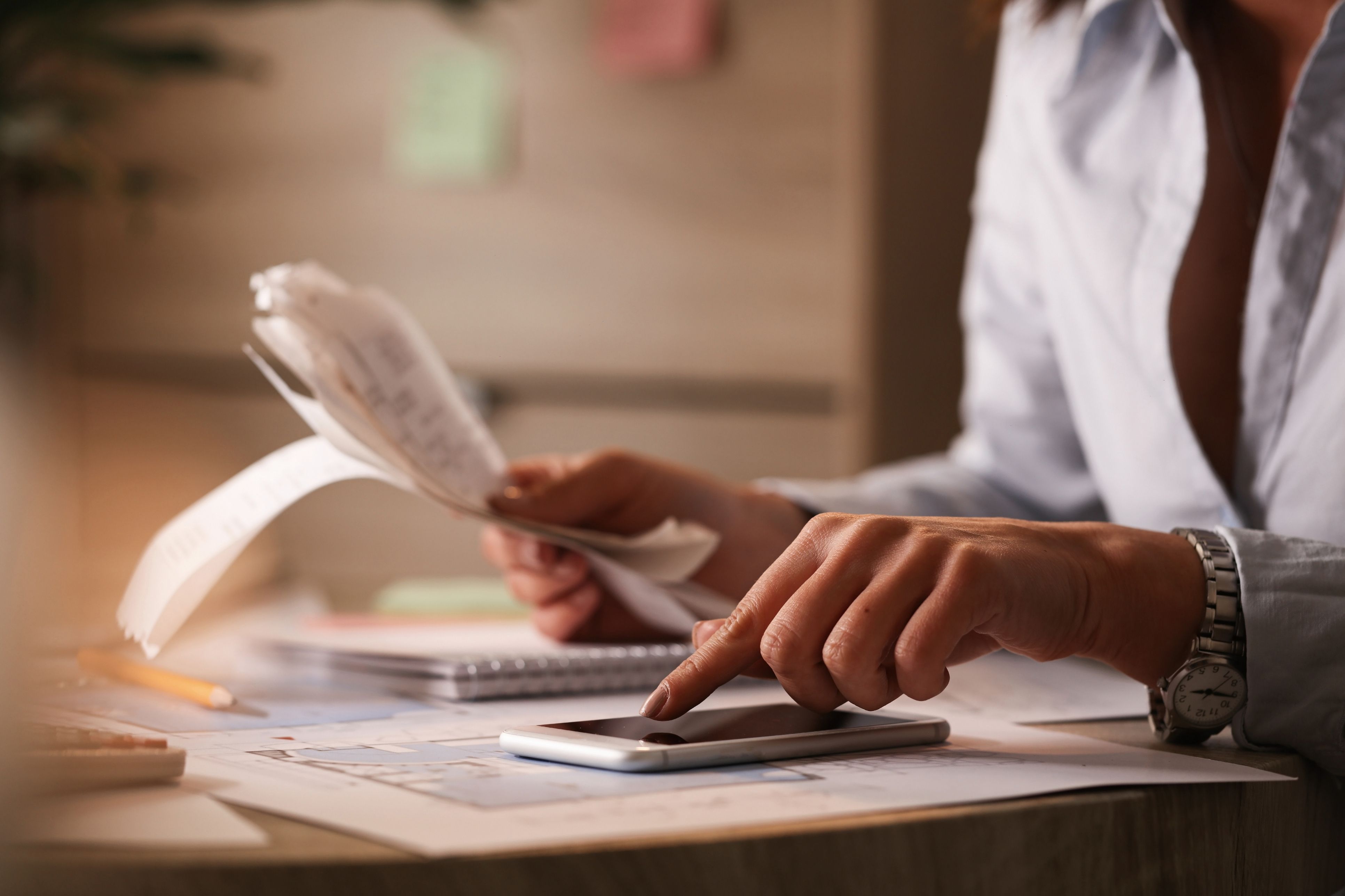 Una treballadora autònoma calcula la quota que ha de pagar | iStock Una treballadora autònoma calcula la quota que ha de pagar | iStock