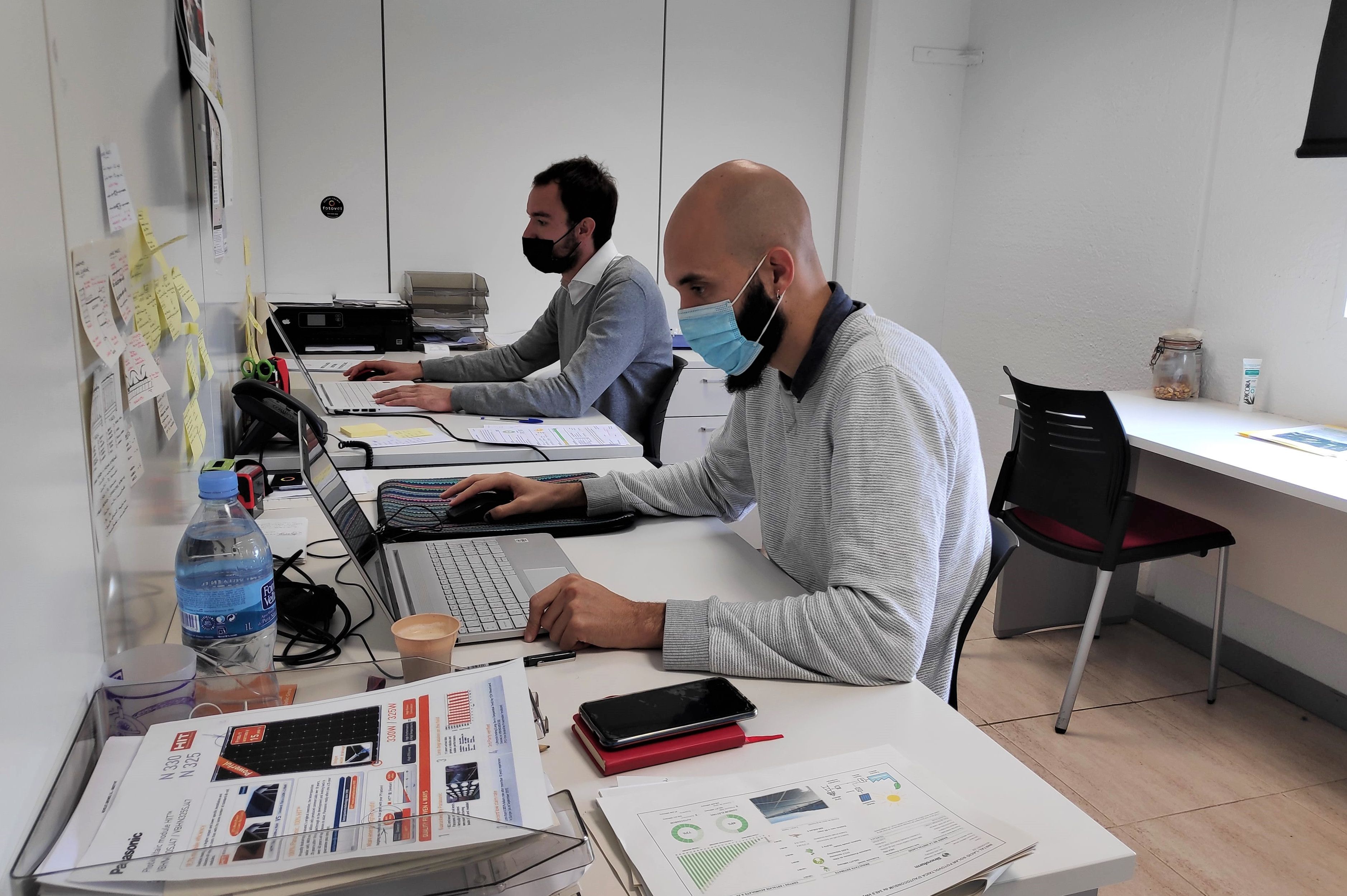 Treballadors amb mascareta a l'oficina | ACN Treballadors amb mascareta a l'oficina | ACN
