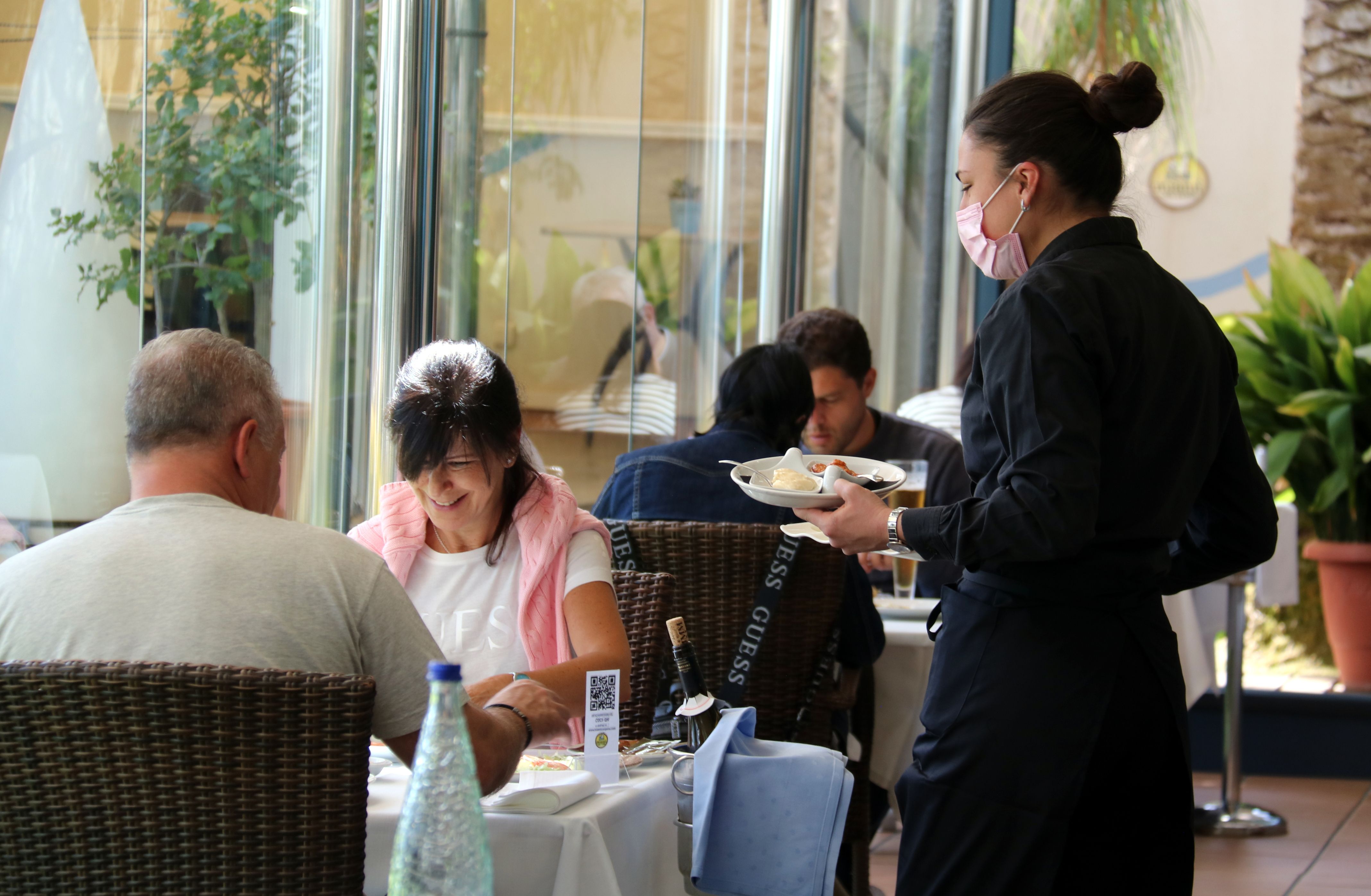 Una camarera en un restaurante de Sant Carles de la Ràpita | ACN