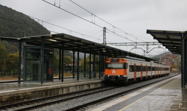 Un tren de cercanías en una imagen de archivo | Europa Press Un tren de cercanías en una imagen de archivo | Europa Press
