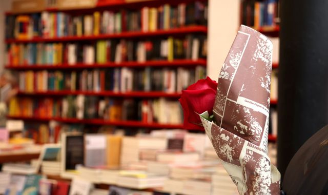 Una rosa en una librería por Sant Jordi de 2020, celebrado en verano | ACN