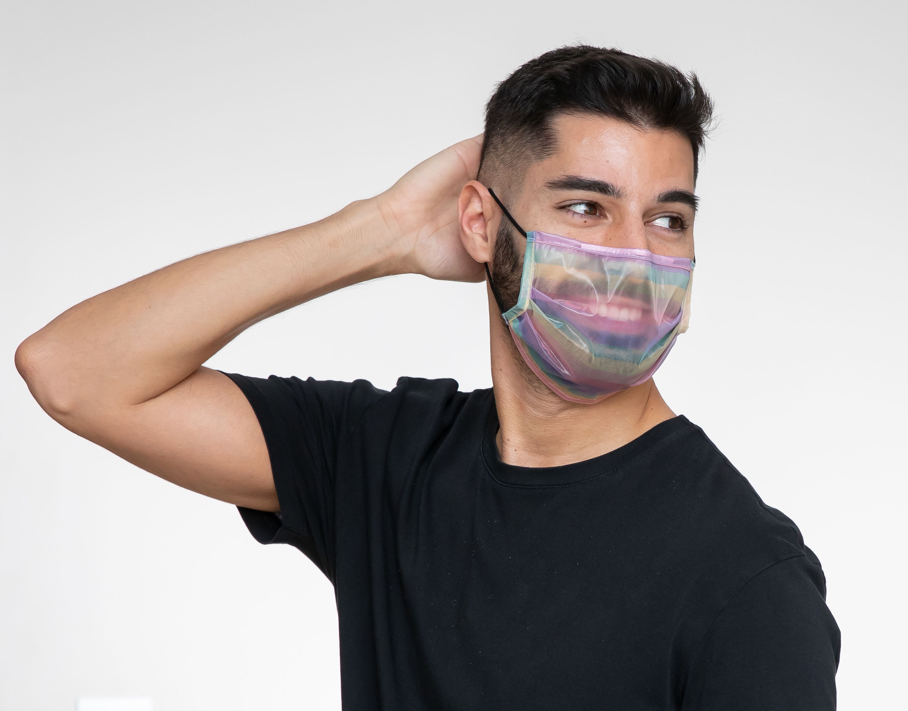 Un modelo muestra la nueva mascareta transparente de colores de Probex | Cedida Un modelo muestra la nueva mascareta transparente de colores de Probex | Cedida