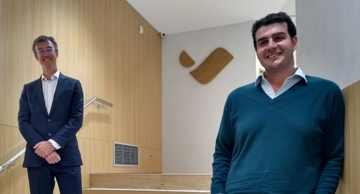 El director d'inversions de Vall Banc Ignacio Perea amb el fundador de Microwd Alejandro de León a les instal·lacions de Vall Banc | EP El director d'inversions de Vall Banc Ignacio Perea amb el fundador de Microwd Alejandro de León a les instal·lacions de Vall Banc | EP