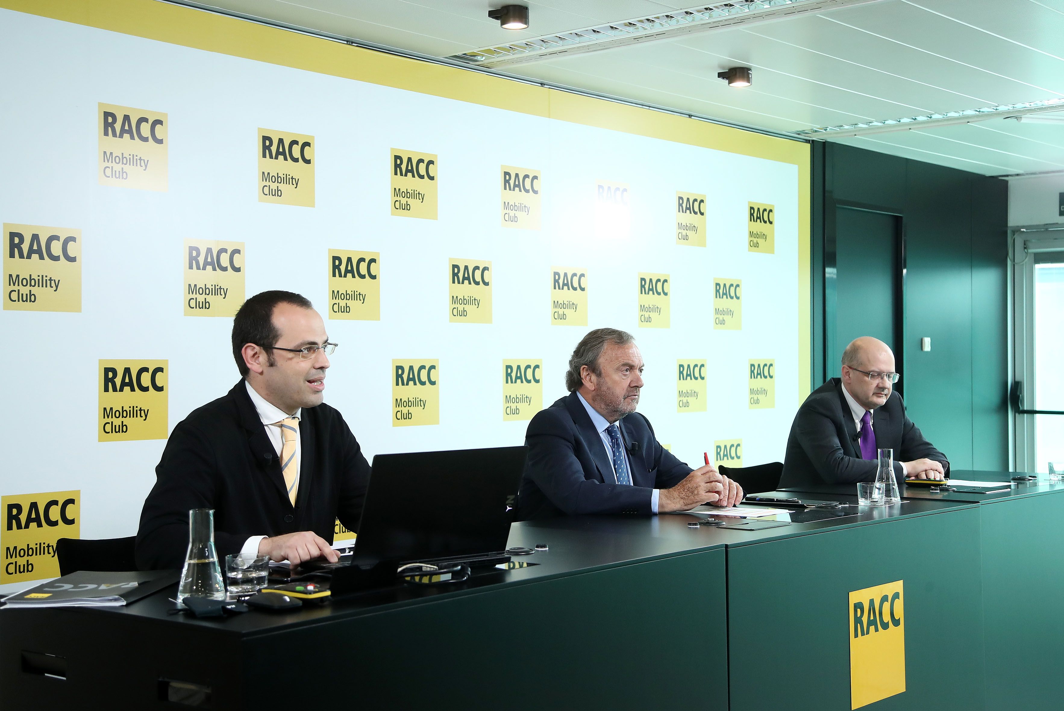 Cristian Bardají, director del área de movilidad del Racc; Josep Mateu, president del Racc; i Joan Sabartés, director d'operacions de BonPreu | Cedida