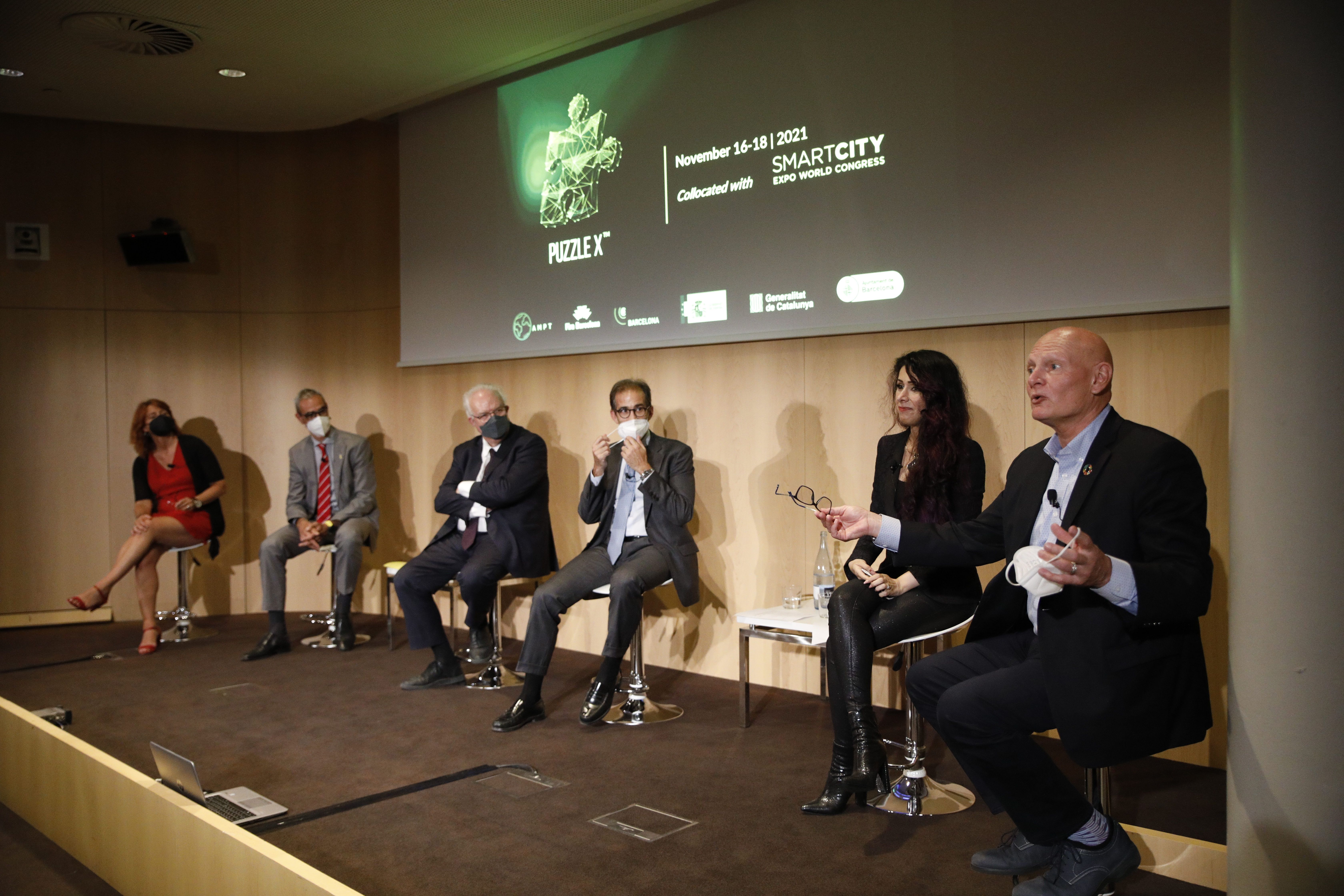 Los ponientes de la presentación de Puzzle X, presidida por el CEO de GSMA John Hoffman y la directora general de la AMPT, Zina Jaharri Cinker Los ponientes de la presentación de Puzzle X, presidida por el CEO de GSMA John Hoffman y la directora general de la AMPT, Zina Jaharri Cinker