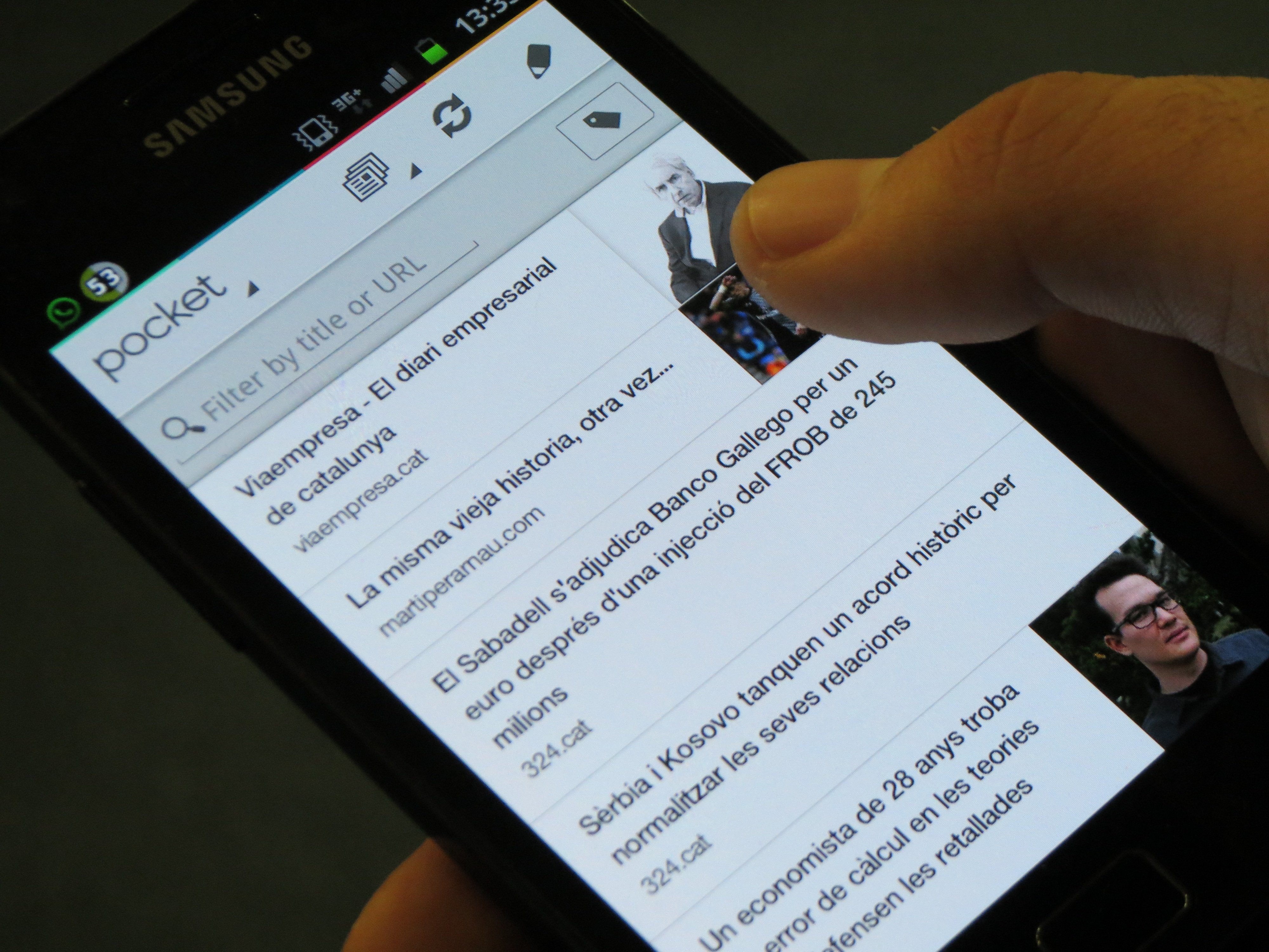 Un usuari amb l'aplicació Pocket Un usuari amb l'aplicació Pocket