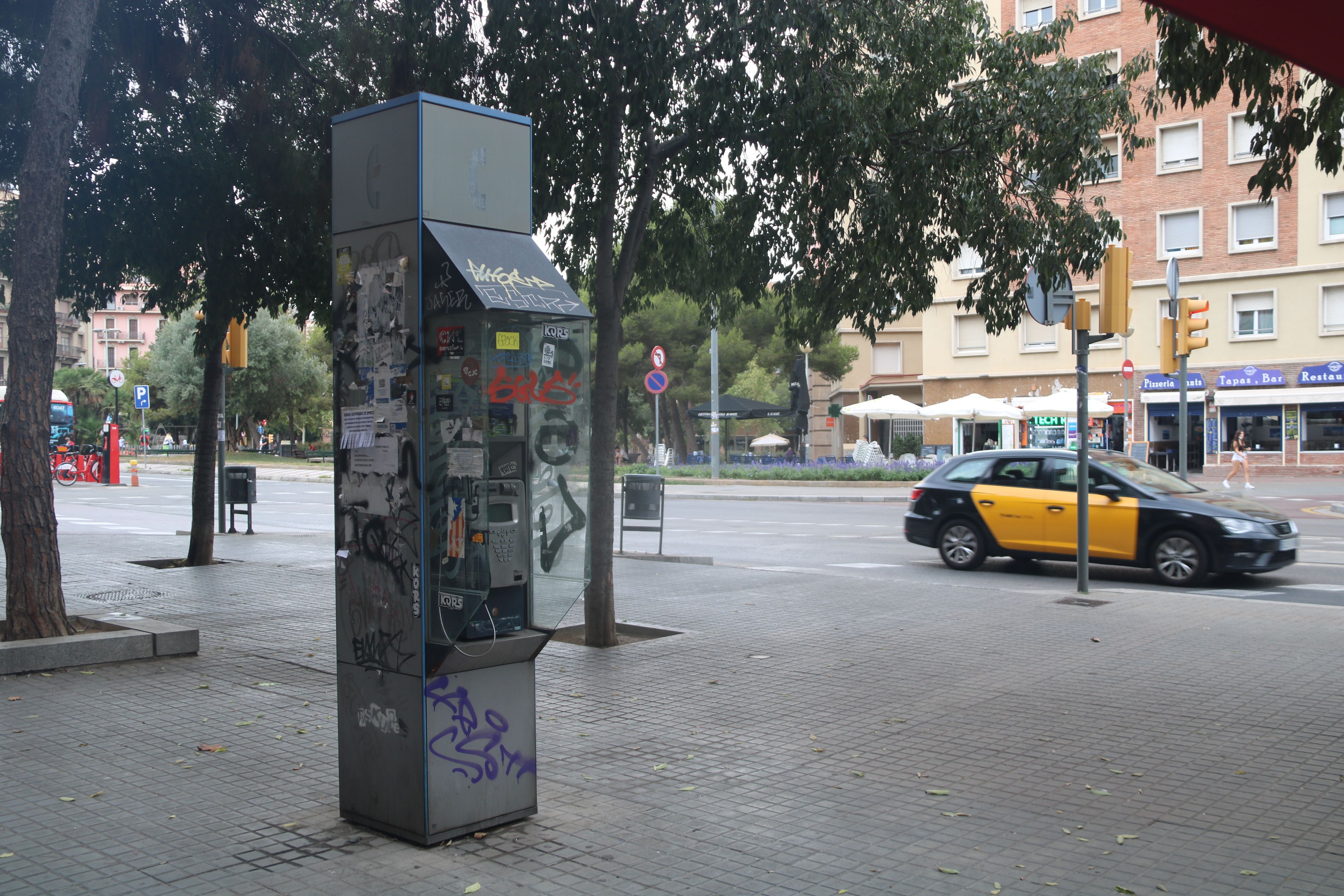 Una cabina de telèfon a la plaça de Sants de Barcelona | ACN Una cabina de telèfon a la plaça de Sants de Barcelona | ACN