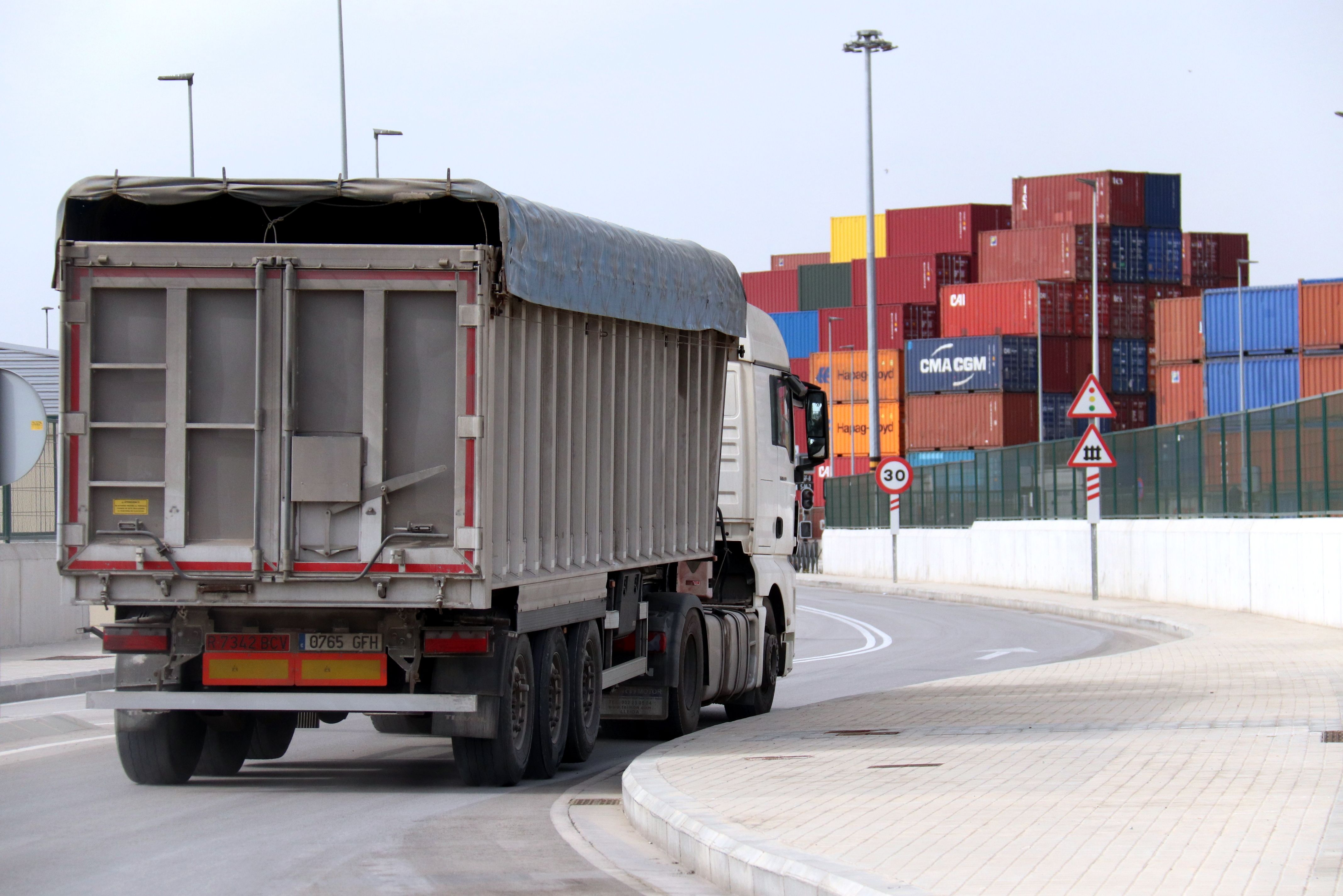Un camión sale de una terminal del puerto de Barcelona | ACN Un camión sale de una terminal del puerto de Barcelona | ACN