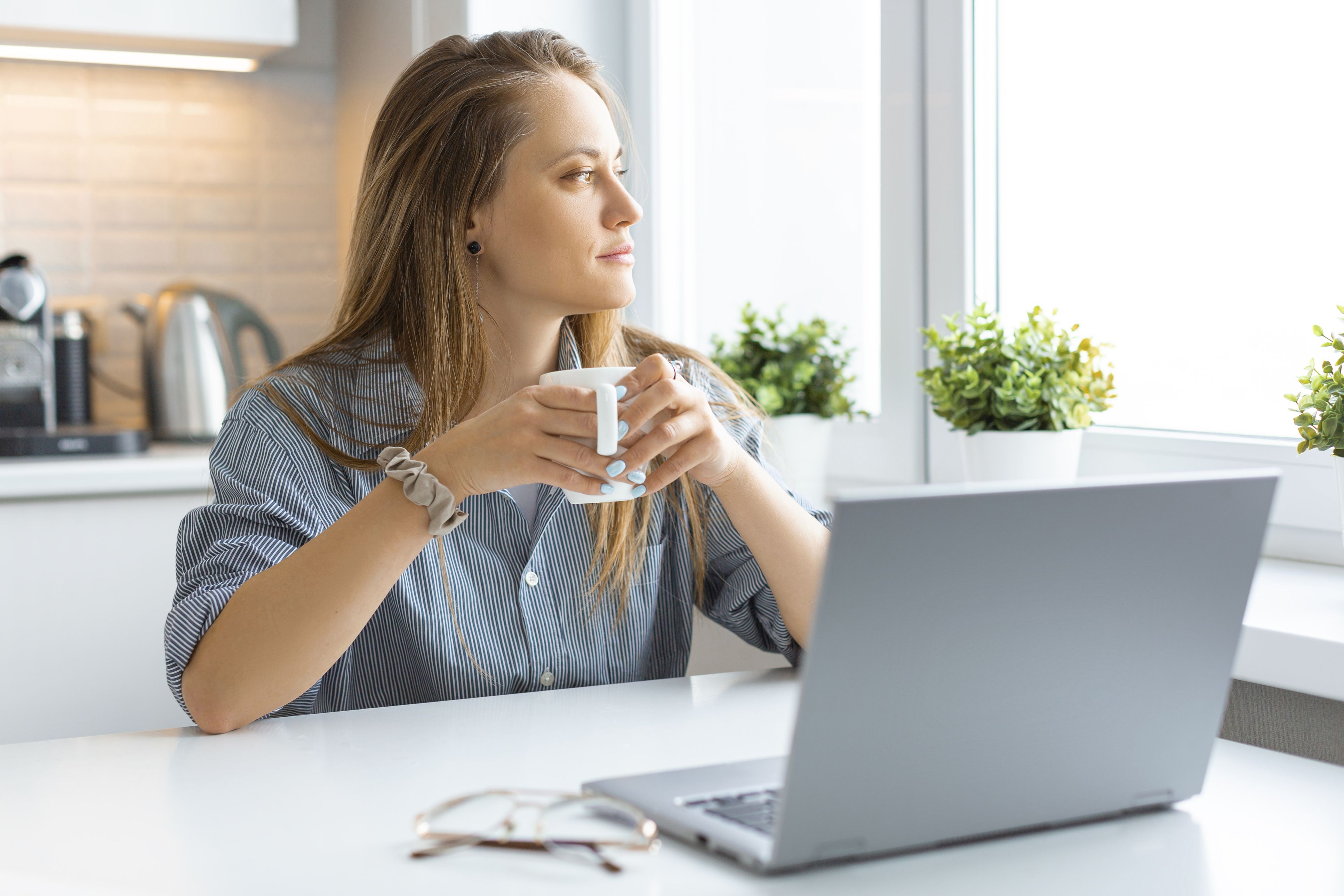 Una chica utiliza internet a trabós de un ordenador | iStock Una chica utiliza internet a trabós de un ordenador | iStock