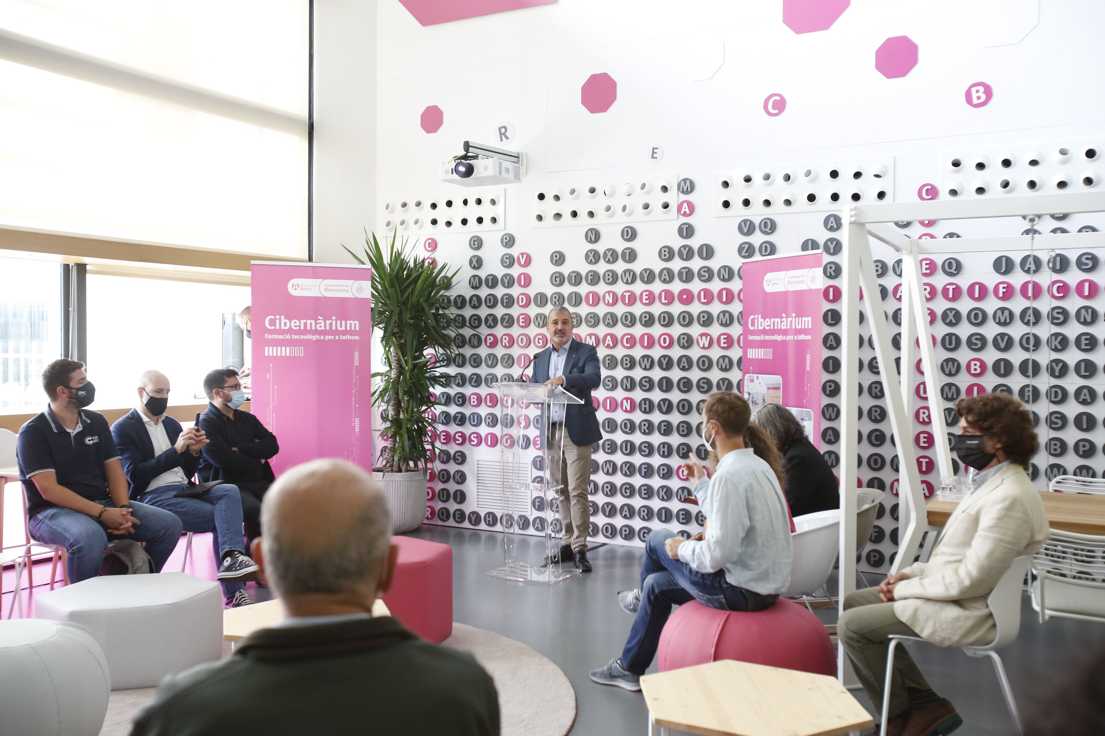 El primer teniente de alcaldía de Barcelona, Jaume Collboni, durante la presentación del Cibernàrium de Nuevo Barrios | Cedida El primer teniente de alcaldía de Barcelona, Jaume Collboni, durante la presentación del Cibernàrium de Nuevo Barrios | Cedida