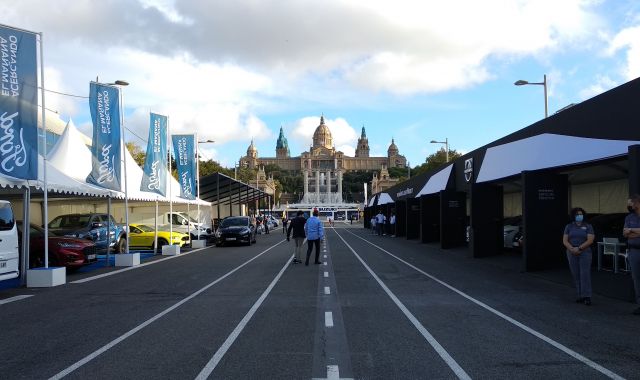 L'avinguda de la Reina Maria Cristina amb els cotxes preparats per a l'Automobile