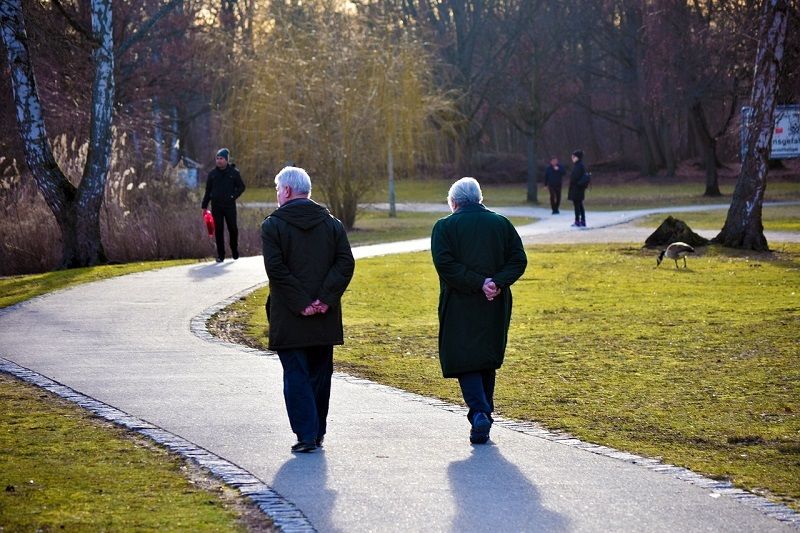 Dos personas jubiladas pasean por un parque, en una imagen de archivo | Europa Press Dos personas jubiladas pasean por un parque, en una imagen de archivo | Europa Press
