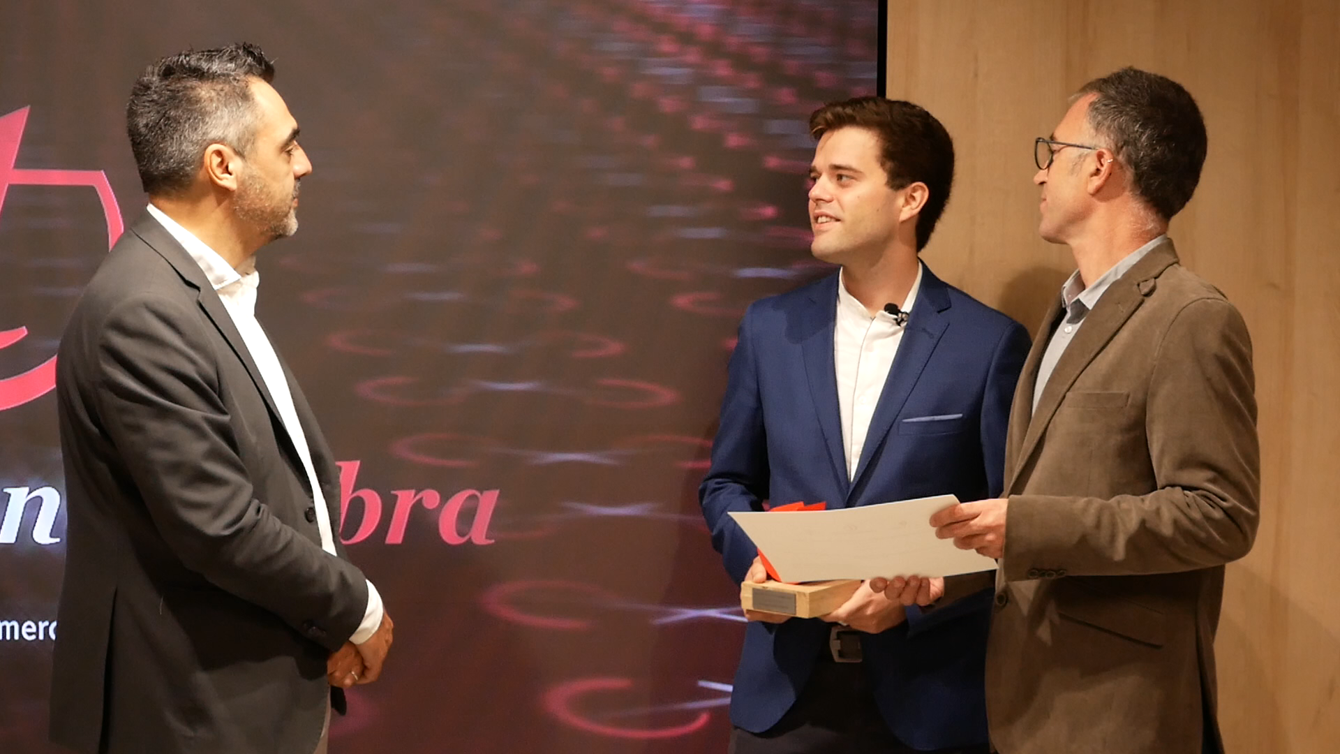El director de VIA Empresa, Víctor Costa, i el director adjunt de Totmedia, Xavier Grau, durant l'entrega del VII Premi Talent Cambra | Cedida El director de VIA Empresa, Víctor Costa, i el director adjunt de Totmedia, Xavier Grau, durant l'entrega del VII Premi Talent Cambra | Cedida