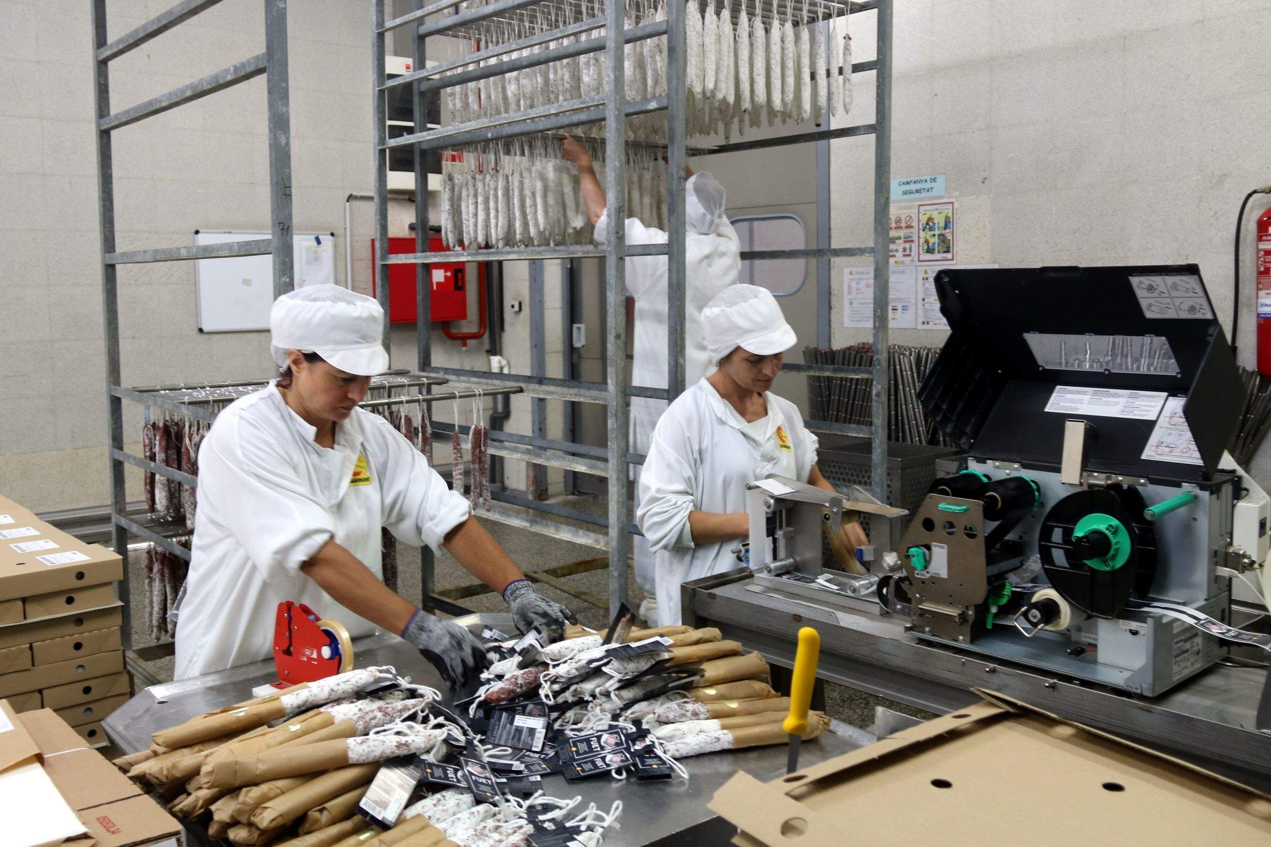 Trabajadoras de la industria càrnia a la planta de Casademont a Bonmatí, en una imagen de archivo | ACN