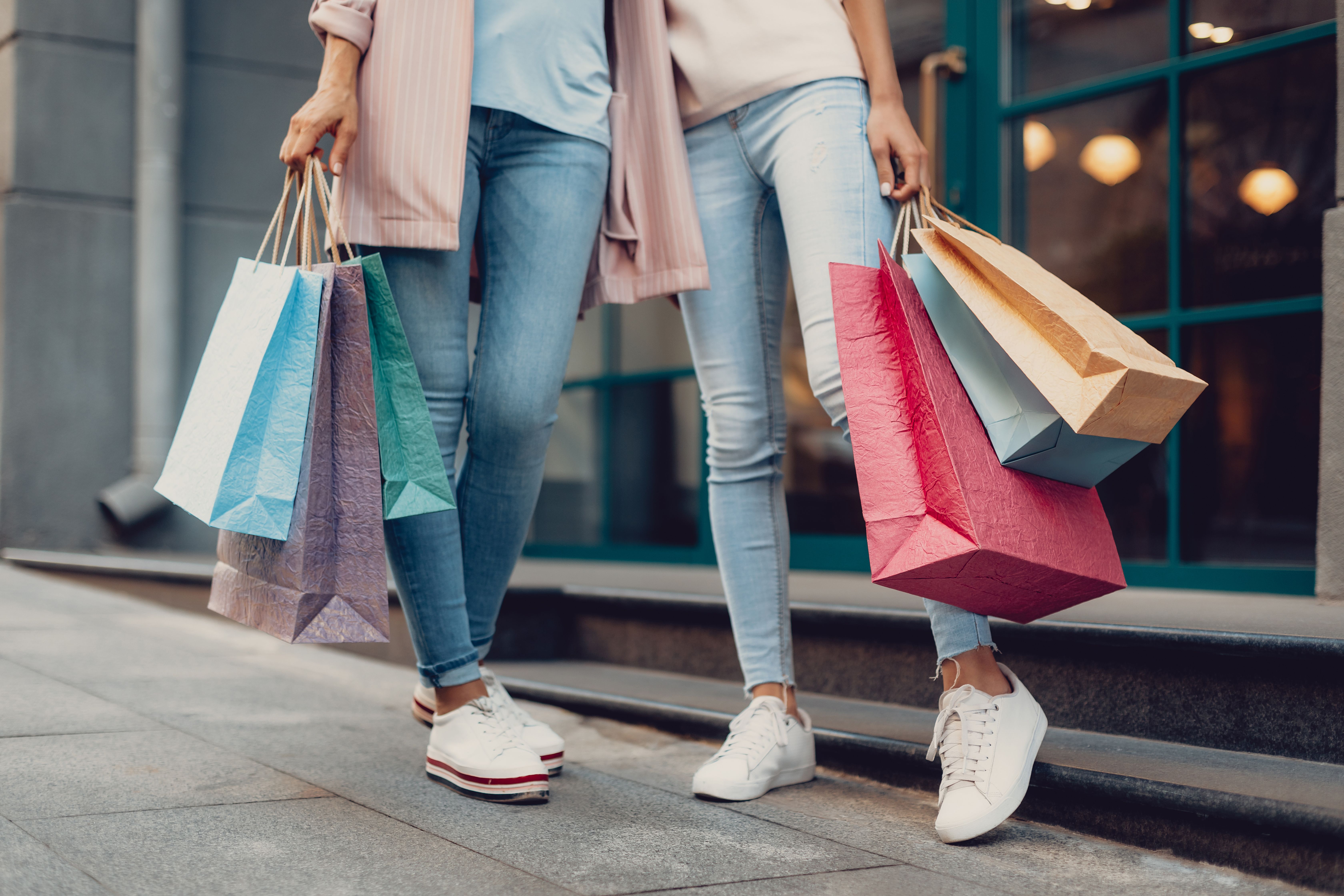 L go shopping. Шоппинг. Модные покупки. Девушка шоппинг. Девушка с покупками.