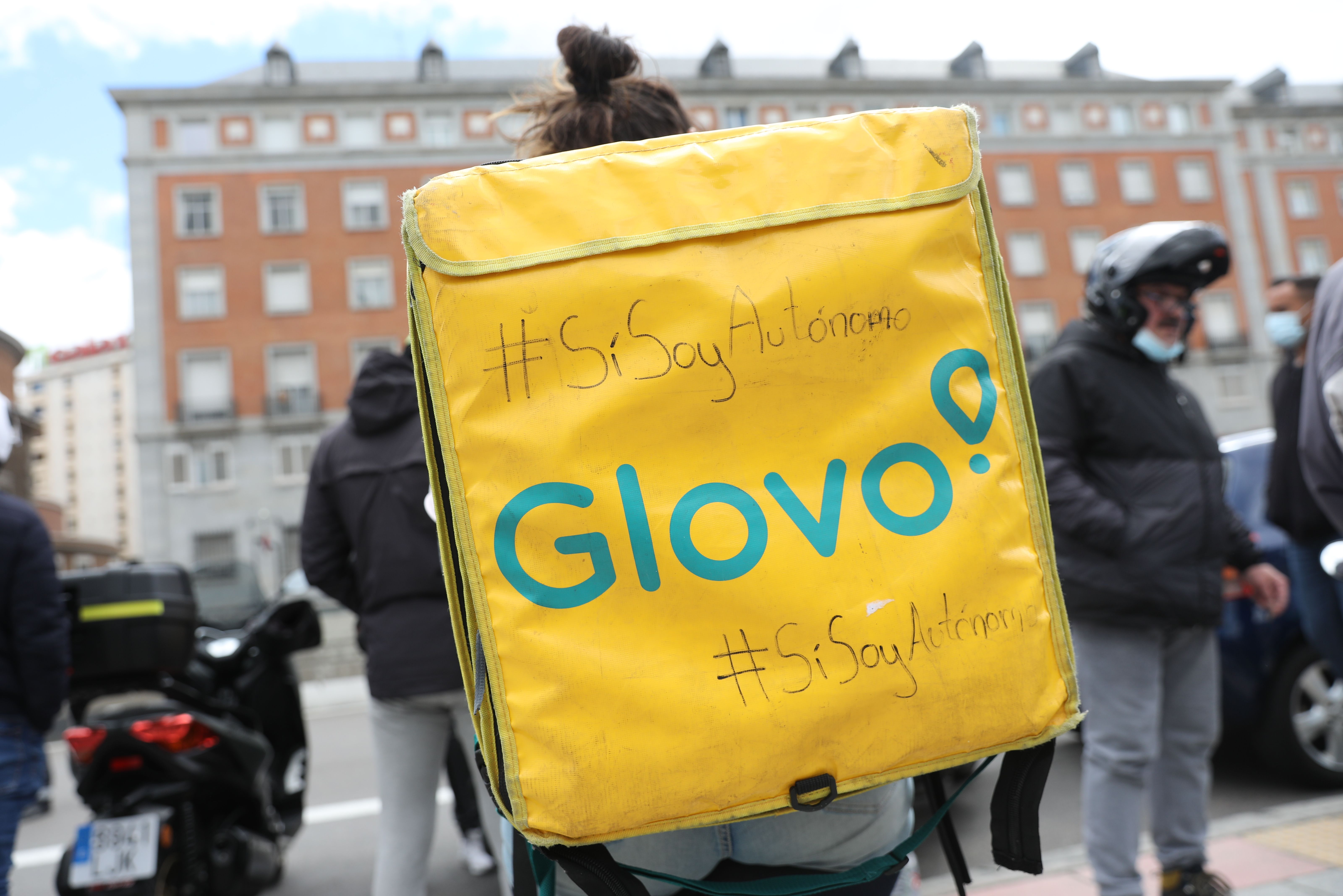 Una persona repartidora de Glovo, en una manifestació | Europa Press Una persona repartidora de Glovo, en una manifestació | Europa Press