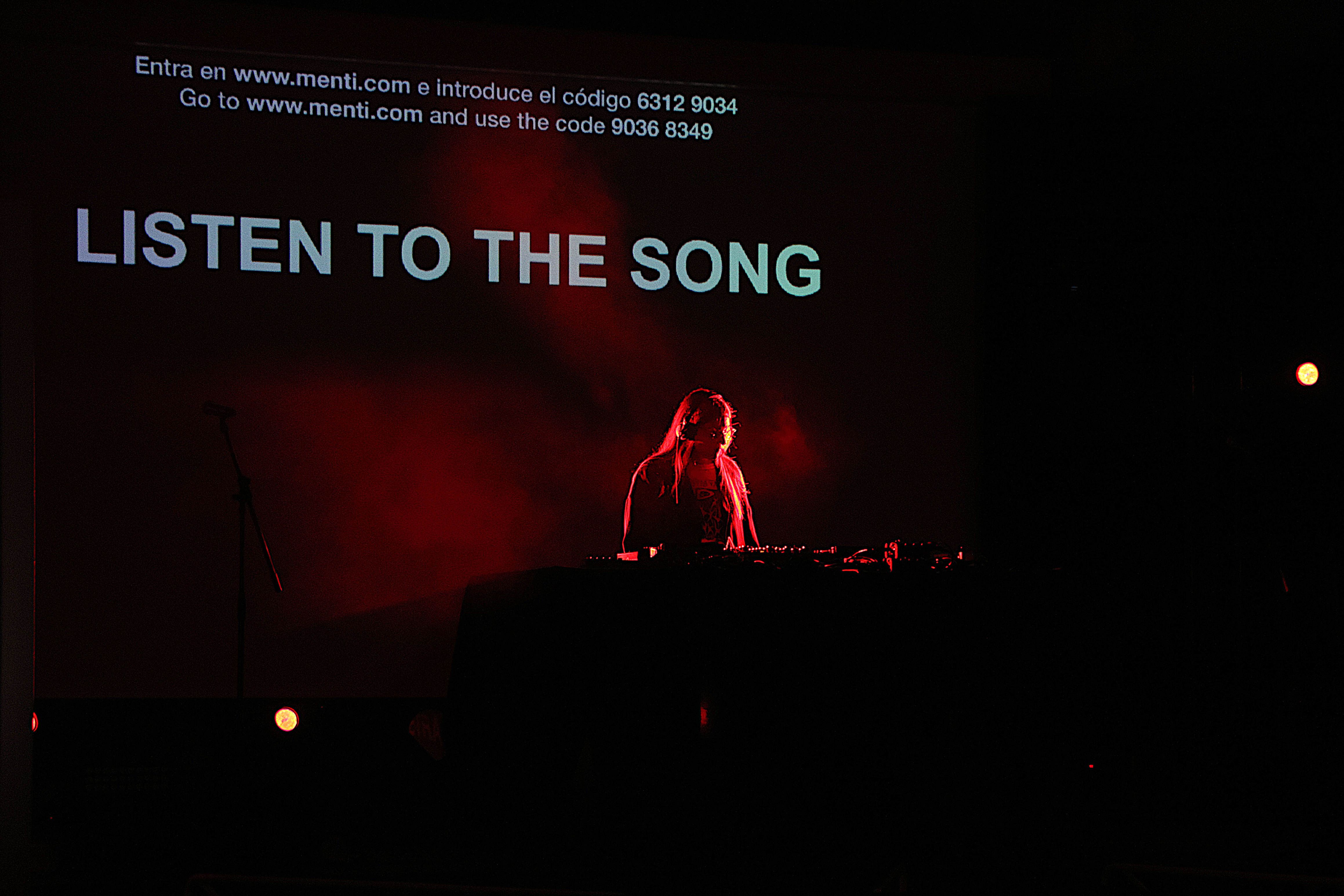 La DJ Alicia Carrera durante la suya el experimento 'Being a curious music mind' en el marco del Sónar al CCCB | ACN La DJ Alicia Carrera durante la suya el experimento 'Being a curious music mind' en el marco del Sónar al CCCB | ACN