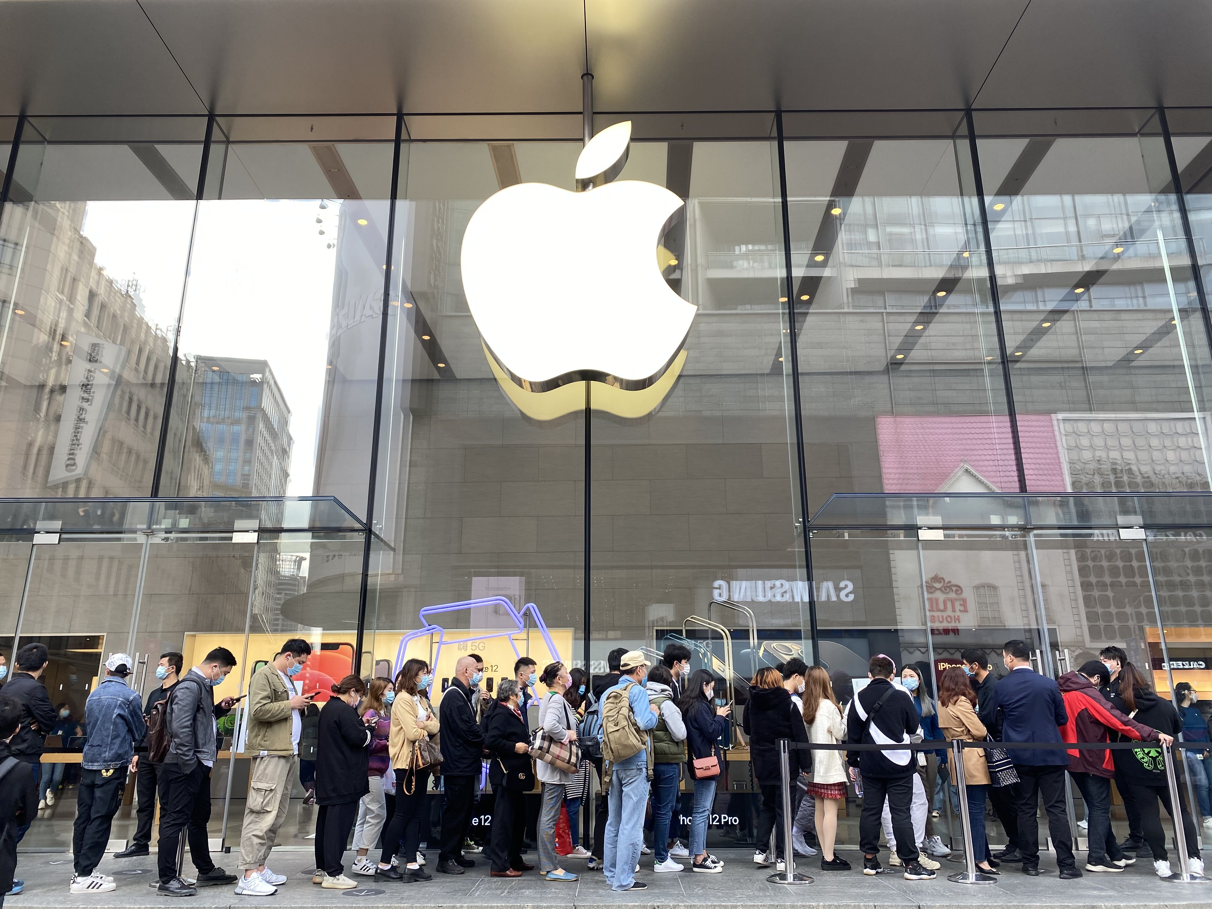 Acusan a Apple y a Meta de incumplir normativas de protección de datos: la UE los multa con 700 millones de euros
