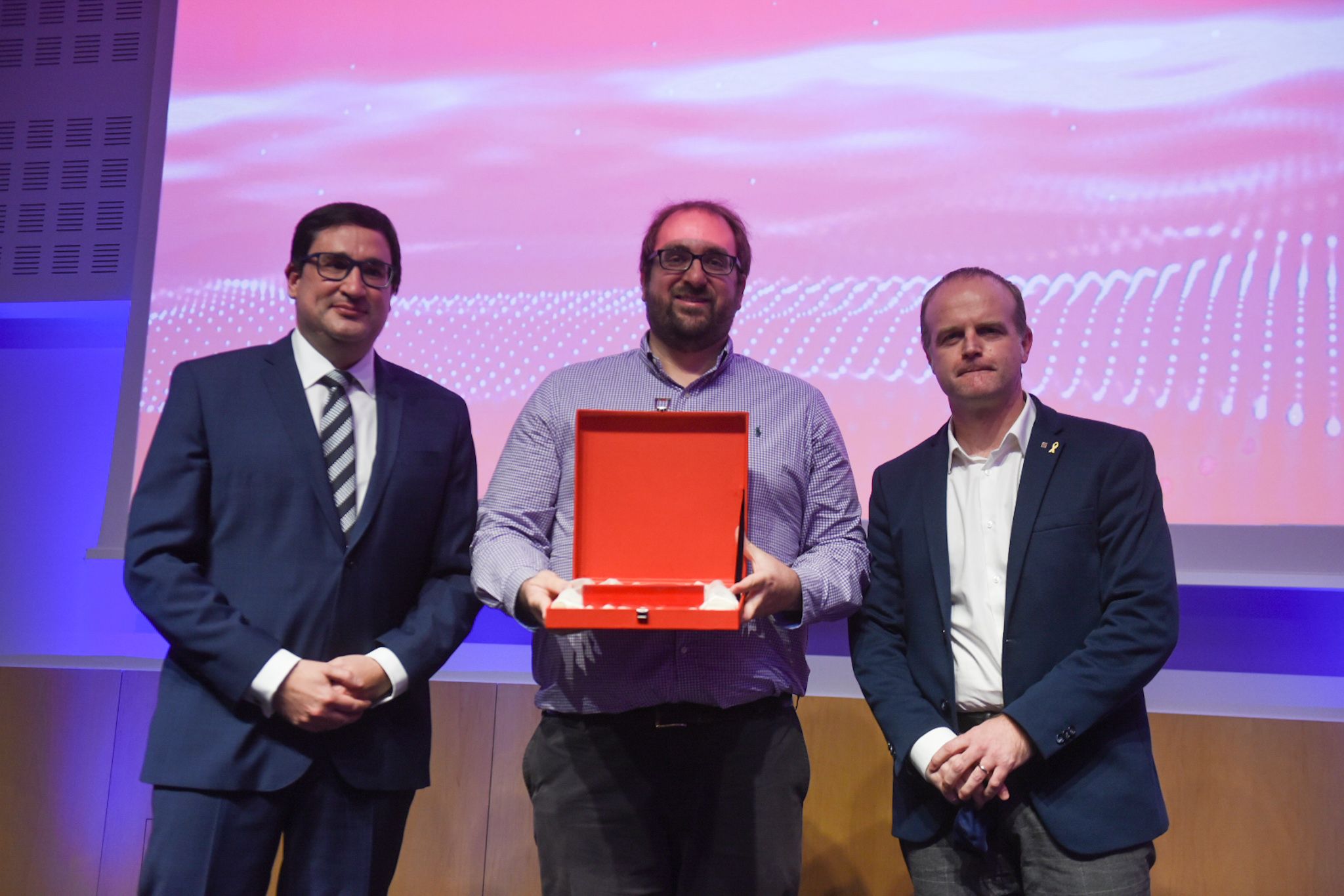 El cofundador de Wallbox, Enric Asunción, recibe el premio joven empresario del año. | Cedida El cofundador de Wallbox, Enric Asunción, recibe el premio joven empresario del año. | Cedida