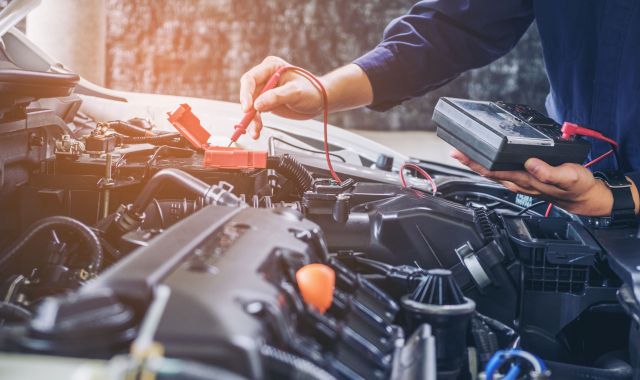 És fonamental actualitzar les competències professionals dels treballadors per adaptar-los a la mecànica del vehicle elèctric | Shutterstock