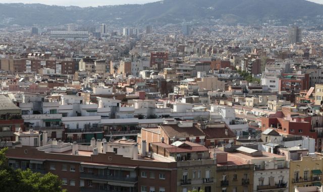 Vista aérea del Poble-sec, uno de los barrios de Barcelona que se incorpora en el programa del Ajuntament para disminuir las desigualdades | iStock Vista aérea del Poble-sec, uno de los barrios de Barcelona que se incorpora en el programa del Ajuntament para disminuir las desigualdades | iStock