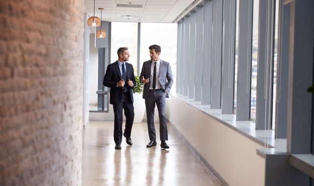 El liderazgo protagoniza una conversación entre dos compañeros de equipo | iStock