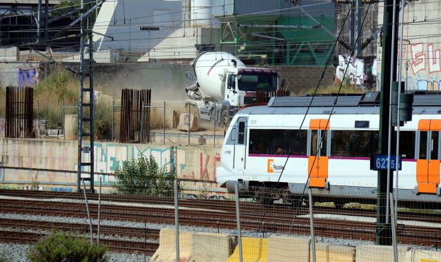 Un tren de Rodalies circula als voltants de l'estació de La Sagrera | ACN Un tren de Rodalies circula als voltants de l'estació de La Sagrera | ACN