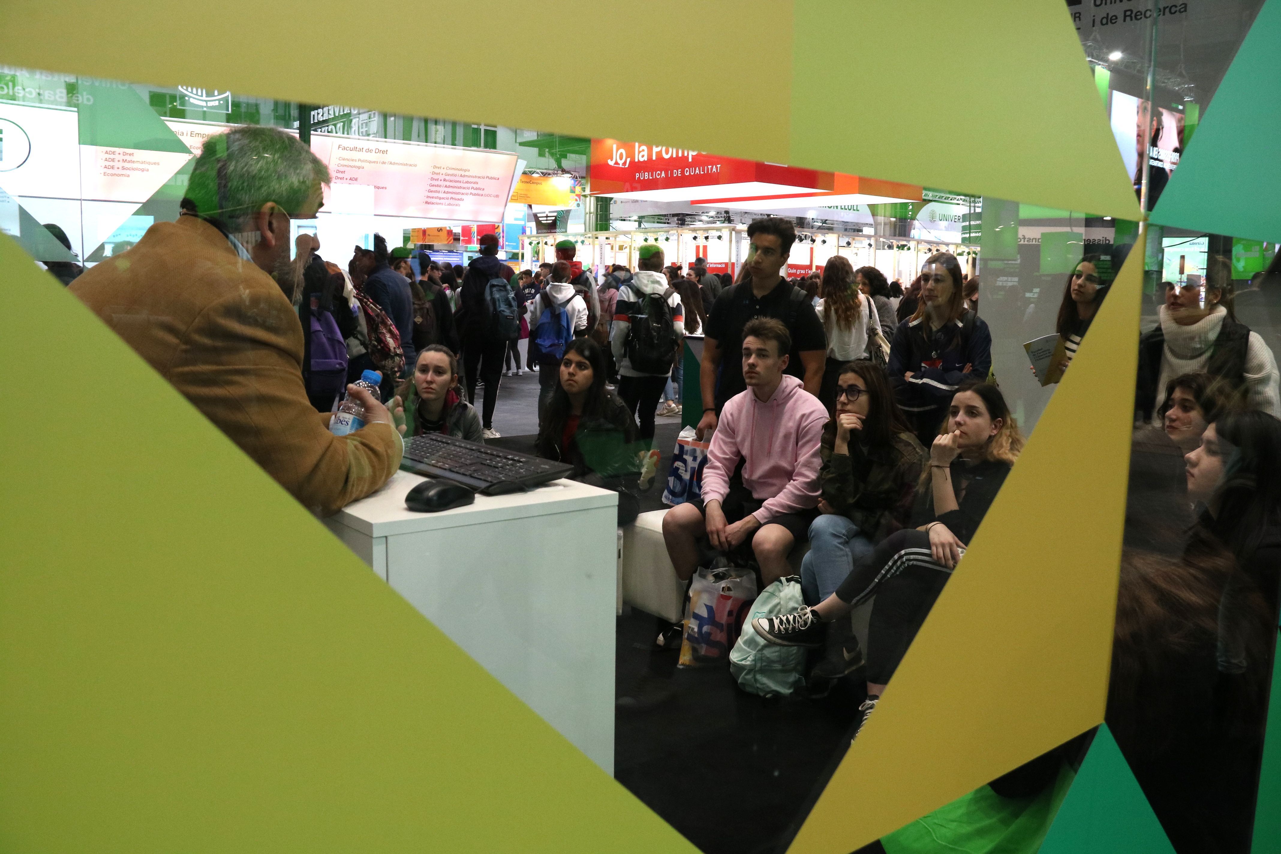 Una xerrada de joves sobre beques al Saló de l'Ensenyament del 2019 | ACN